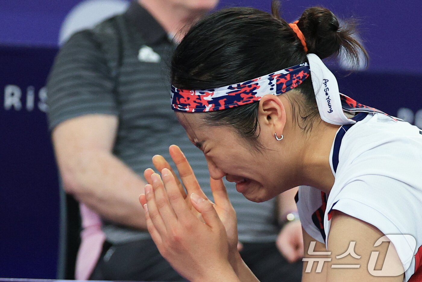 본문 이미지 - 대한민국 배드민턴 대표팀 안세영이 5일 오후&#40;한국시간&#41; 프랑스 파리 라 샤펠 아레나에서 열린 2024 파리올림픽 배드민턴 여자 단식 결승 중국의 허빙자오 선수와의 경기에서 금메달을 확정 지은 후 기뻐하고 있다. 2024.8.5/뉴스1 ⓒ News1 박정호 기자