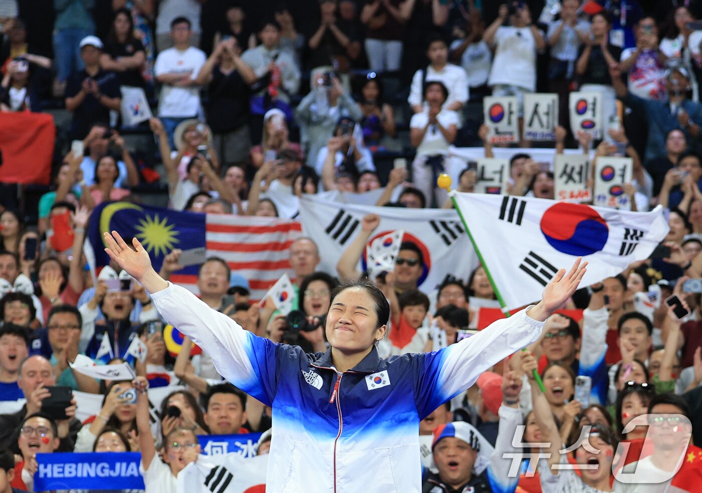 본문 이미지 - 대한민국 배드민턴 대표팀 안세영이 5일 오후(한국시간) 프랑스 파리 라 샤펠 아레나에서 열린 2024 파리올림픽 배드민턴 여자 단식 시상식에서 시상대에 오르며 기뻐하고 있다. 2024.8.5/뉴스1 ⓒ News1 박정호 기자
