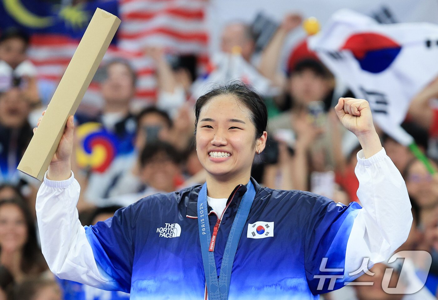 본문 이미지 - 대한민국 배드민턴 대표팀 안세영이 5일 오후&#40;한국시간&#41; 프랑스 파리 라 샤펠 아레나에서 열린 2024 파리올림픽 배드민턴 여자 단식 시상식에서 금메달을 수여 받은 후 기뻐하고 있다. 2024.8.5/뉴스1 ⓒ News1 박정호 기자