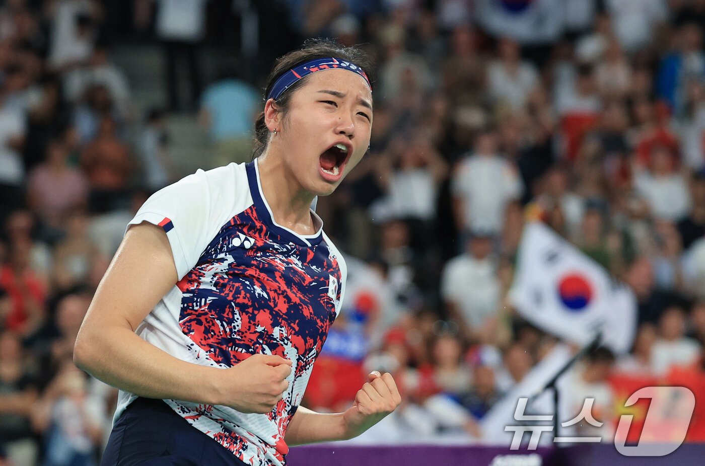 본문 이미지 - 대한민국 배드민턴 대표팀 안세영이 5일 오후&#40;한국시간&#41; 프랑스 파리 라 샤펠 아레나에서 열린 2024 파리올림픽 배드민턴 여자 단식 결승 중국의 허빙자오 선수와의 경기에서 금메달을 확정 지은 후 기뻐하고 있다. 2024.8.5/뉴스1 ⓒ News1 박정호 기자