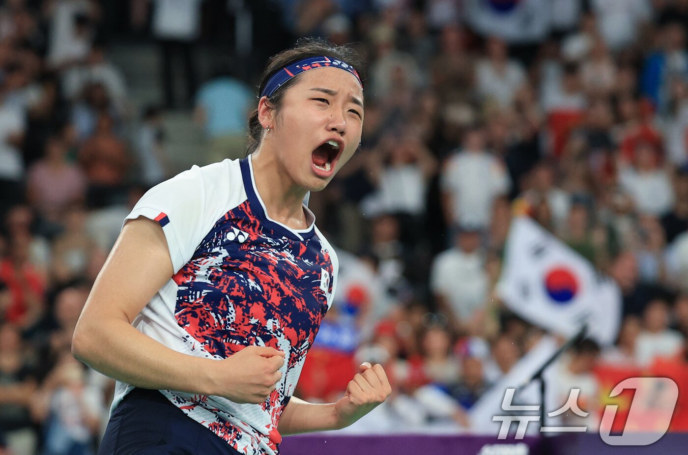 대한민국 배드민턴 대표팀 안세영이 5일 오후&#40;한국시간&#41; 프랑스 파리 라 샤펠 아레나에서 열린 2024 파리올림픽 배드민턴 여자 단식 결승 중국의 허빙자오 선수와의 경기에서 금메달을 확정 지은 후 기뻐하고 있다. 2024.8.5/뉴스1 ⓒ News1 박정호 기자