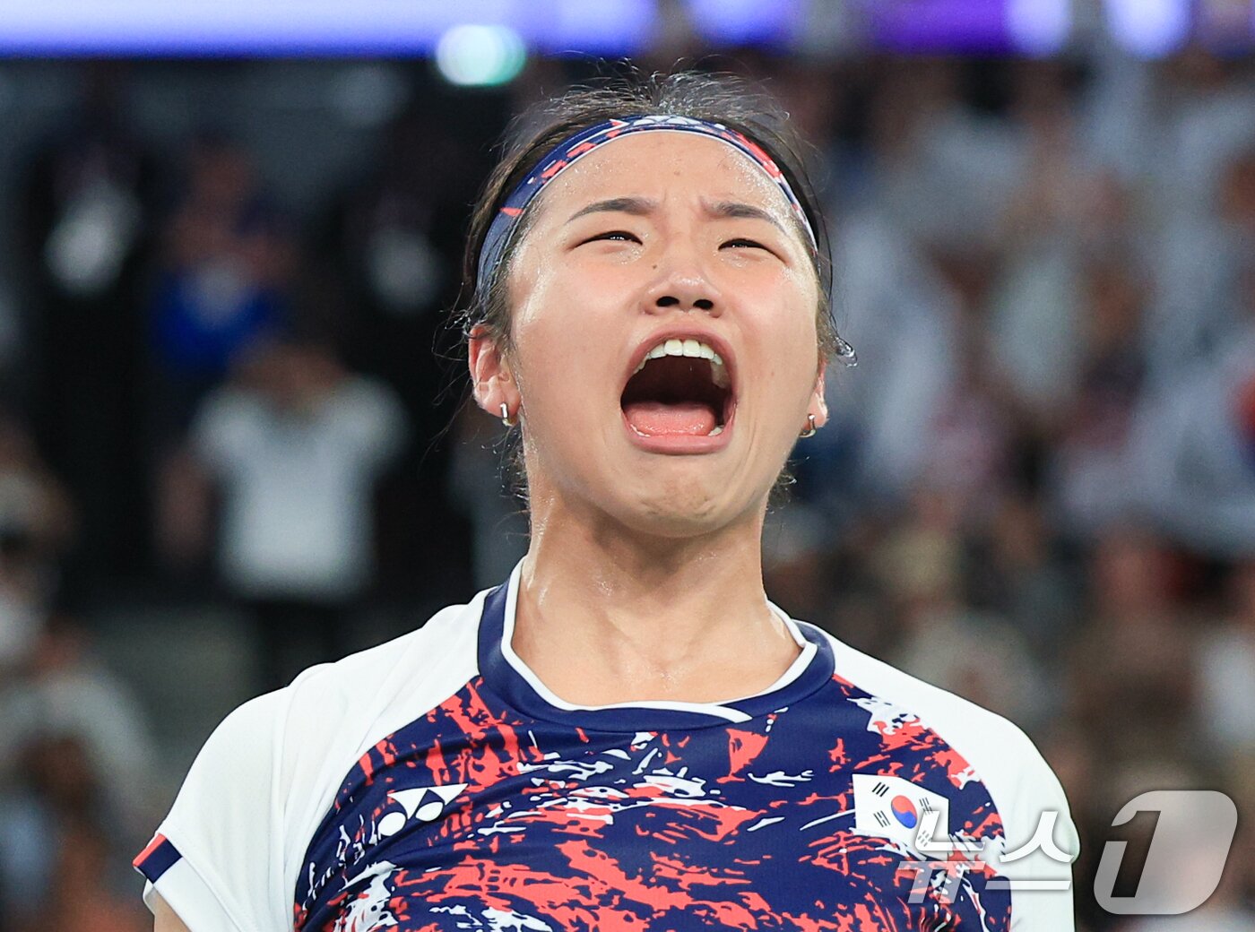 본문 이미지 - 대한민국 배드민턴 대표팀 안세영이 5일 오후&#40;한국시간&#41; 프랑스 파리 라 샤펠 아레나에서 열린 2024 파리올림픽 배드민턴 여자 단식 결승 중국의 허빙자오 선수와의 경기에서 금메달을 확정 지은 후 기뻐하고 있다. 2024.8.5/뉴스1 ⓒ News1 박정호 기자