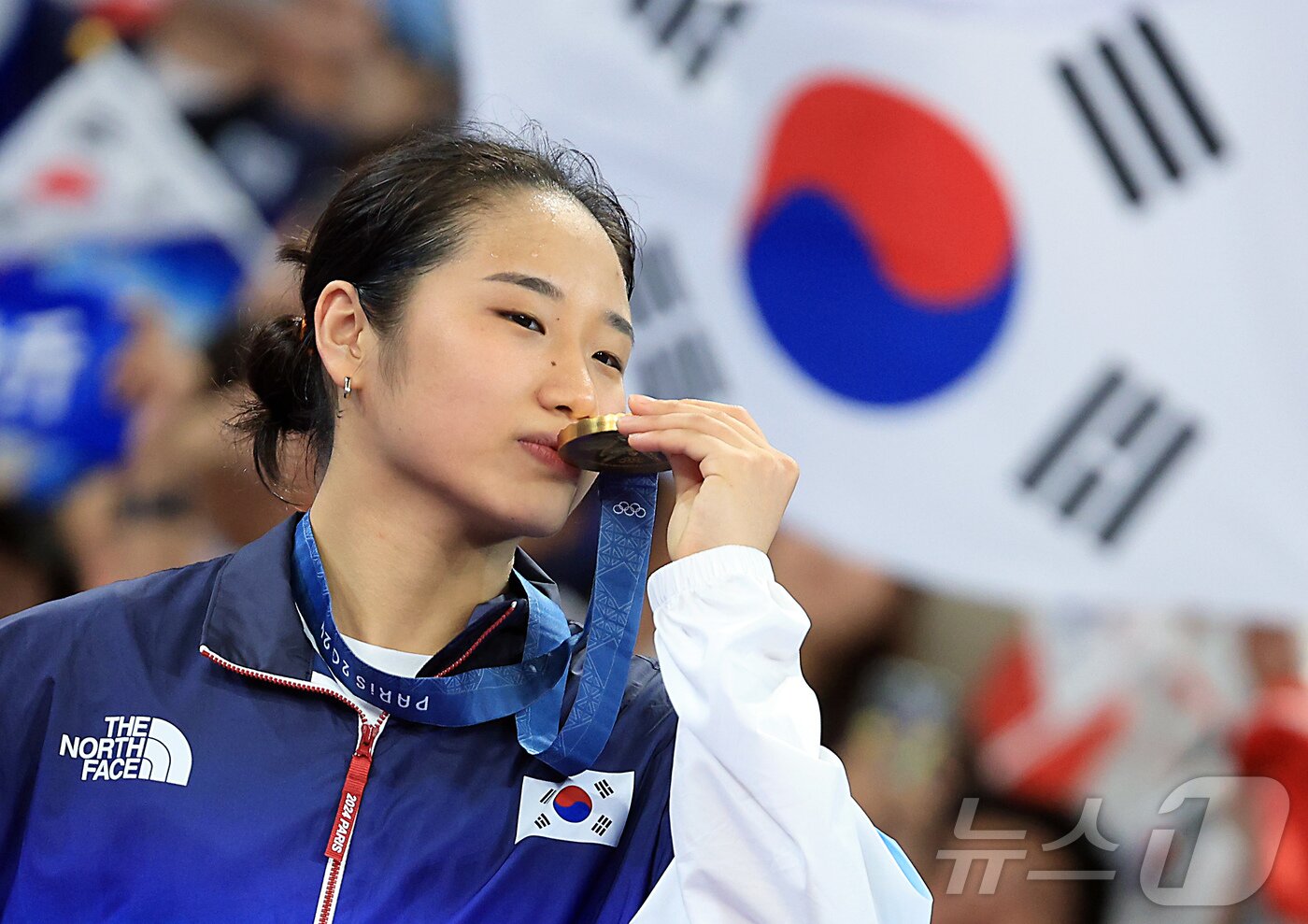 본문 이미지 - 대한민국 배드민턴 대표팀 안세영이 5일 오후&#40;한국시간&#41; 프랑스 파리 라 샤펠 아레나에서 열린 2024 파리올림픽 배드민턴 여자 단식 시상식에서 금메달에 입을 맞추고 있다. 2024.8.5/뉴스1 ⓒ News1 박정호 기자