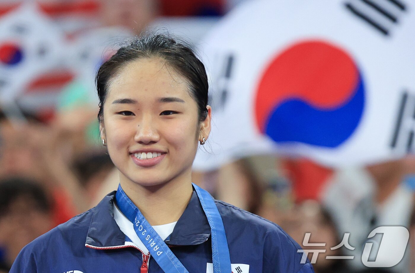 본문 이미지 - 대한민국 배드민턴 대표팀 안세영이 5일 오후&#40;한국시간&#41; 프랑스 파리 라 샤펠 아레나에서 열린 2024 파리올림픽 배드민턴 여자 단식 시상식에서 금메달을 수여 받은 후 포즈를 취하고 있다. 2024.8.5/뉴스1 ⓒ News1 박정호 기자