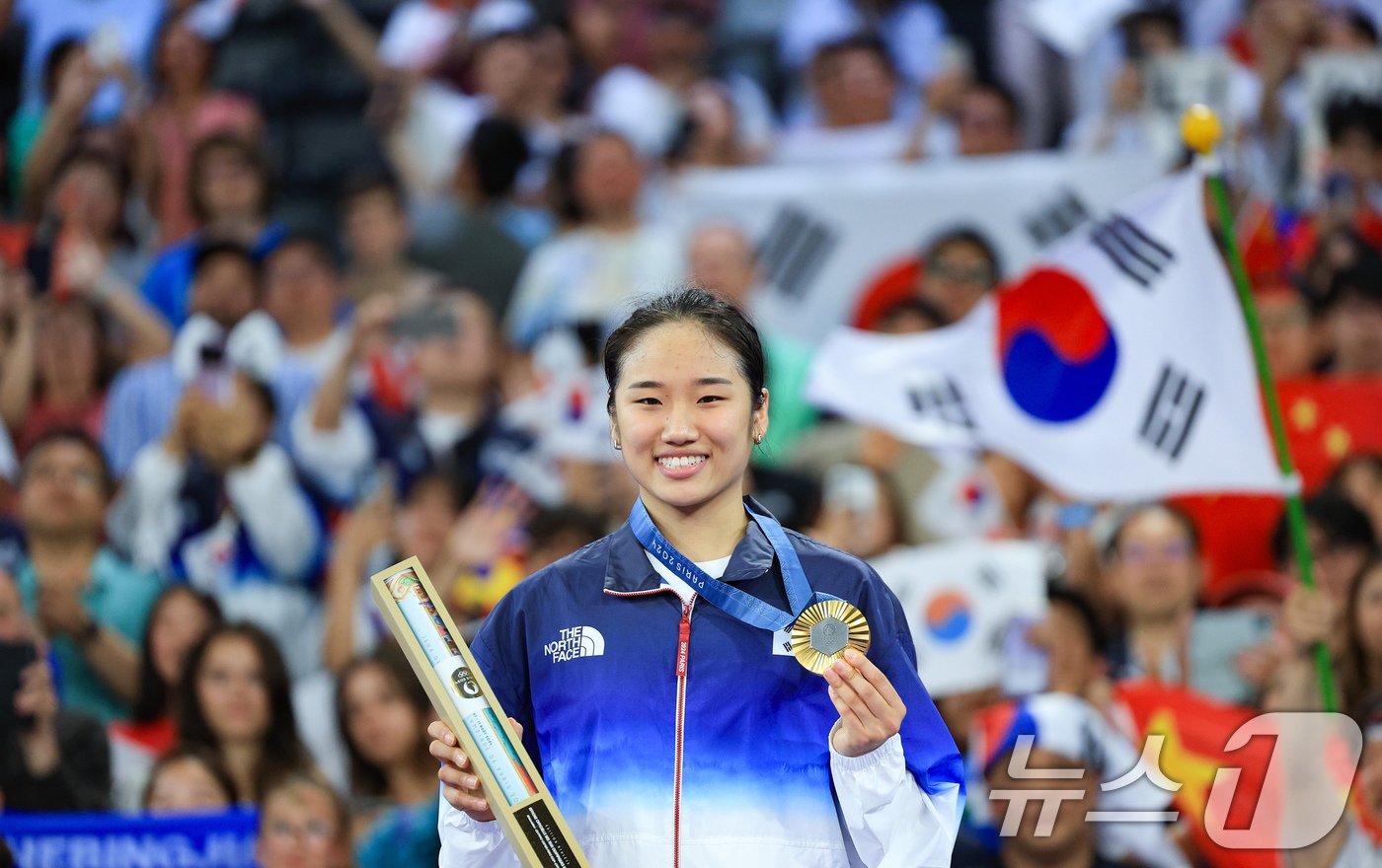 대한민국 배드민턴 대표팀 안세영이 5일 오후&#40;한국시간&#41; 프랑스 파리 라 샤펠 아레나에서 열린 2024 파리올림픽 배드민턴 여자 단식 시상식에서 수여 받은 금메달을 들어보이고 있다. 2024.8.5/뉴스1 ⓒ News1 박정호 기자