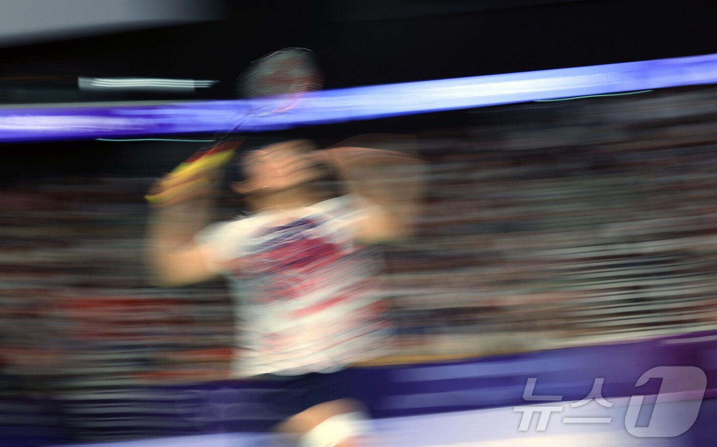 본문 이미지 - 대한민국 배드민턴 대표팀 안세영이 5일 오후(한국시간) 프랑스 파리 라 샤펠 아레나에서 열린 2024 파리올림픽 배드민턴 여자 단식 결승에서 중국의 허빙자오 선수와 맞대결을 펼치고 있다. 2024.8.5/뉴스1 ⓒ News1 박정호 기자