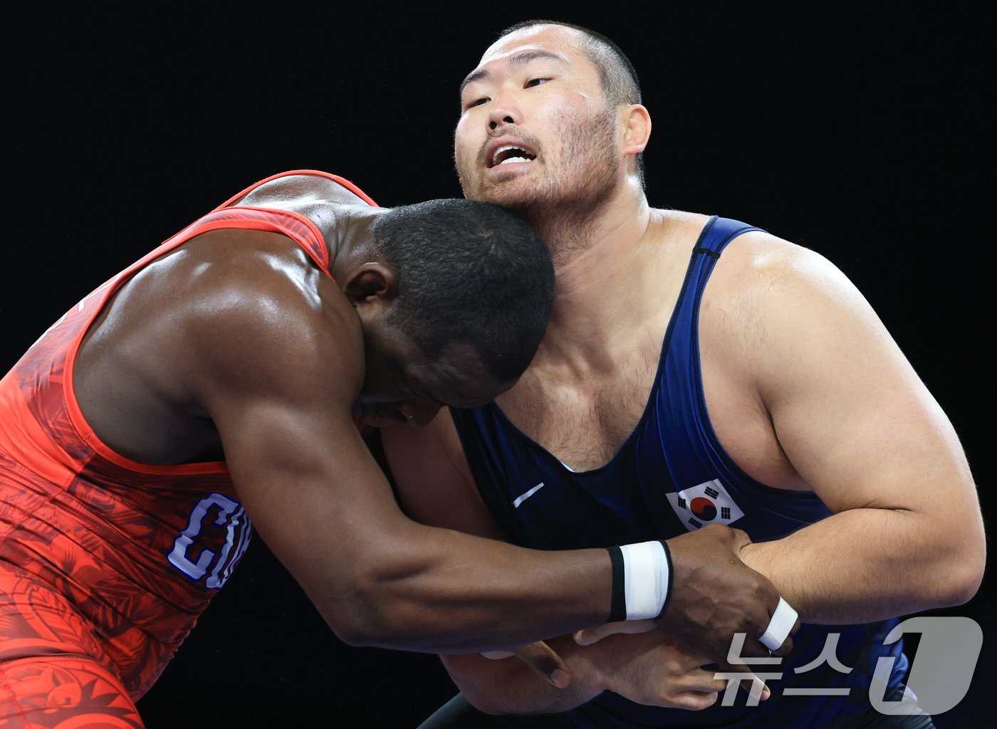본문 이미지 - 대한민국 레슬링 국가대표 이승찬 선수가 5일 오후(한국시간) 프랑스 파리 샹 드 마르스 아레나에서 진행된 레슬링 남자 그레코로만형 130kg급 16강 경기에서 쿠바의 미하인 로페즈 선수와 자웅을 겨루고 있다. 2024.8.5/뉴스1 ⓒ News1 박정호 기자