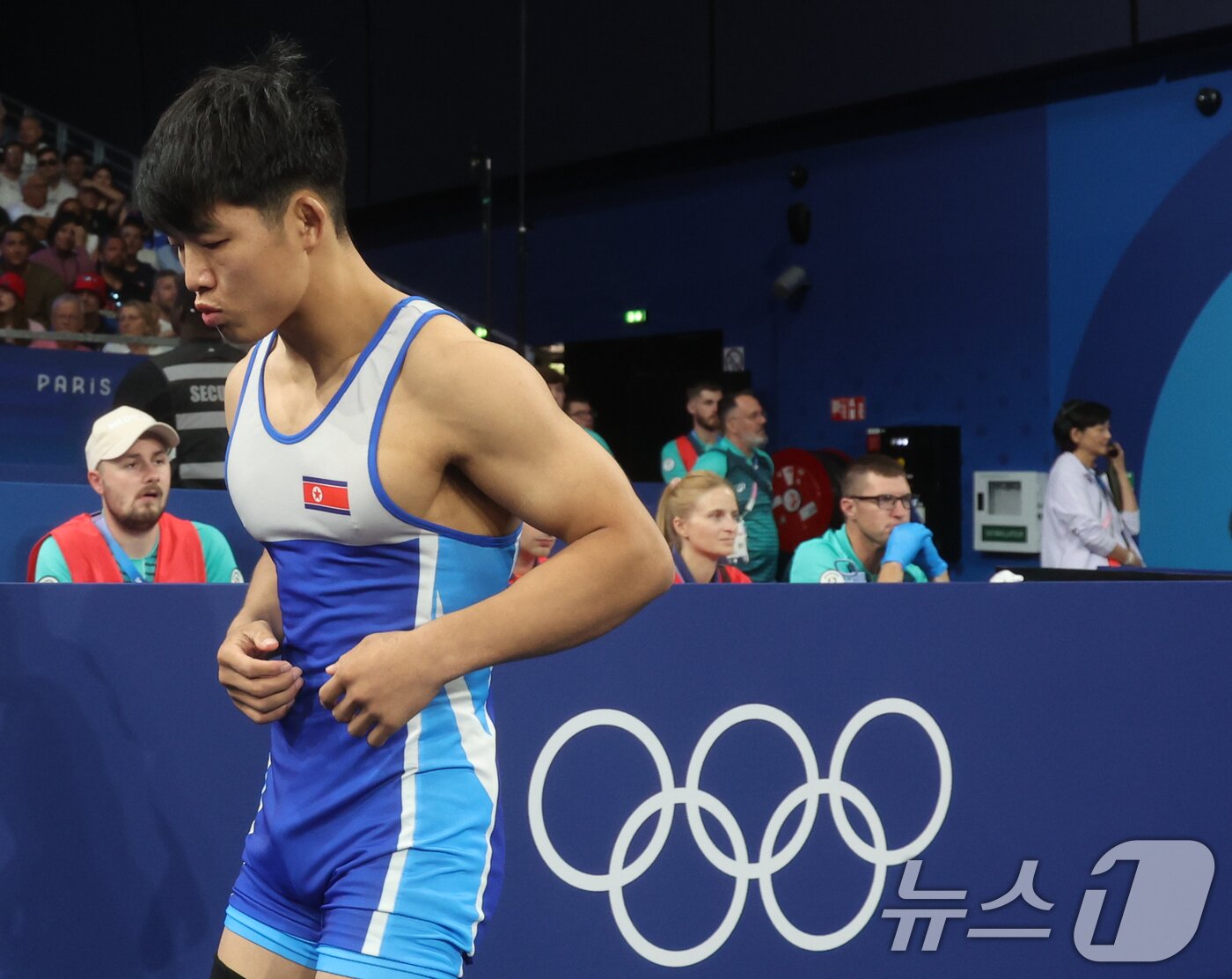 본문 이미지 - 북한 리세웅 선수가 5일 오후(한국시간) 프랑스 파리 샹 드 마르스 아레나에서 진행된 레슬링 남자 그레코로만형 60kg급 16강 몰도바의 빅토르 시오바누 선수와의 경기에 출전하고 있다. 2024.8.5/뉴스1 ⓒ News1 박정호 기자