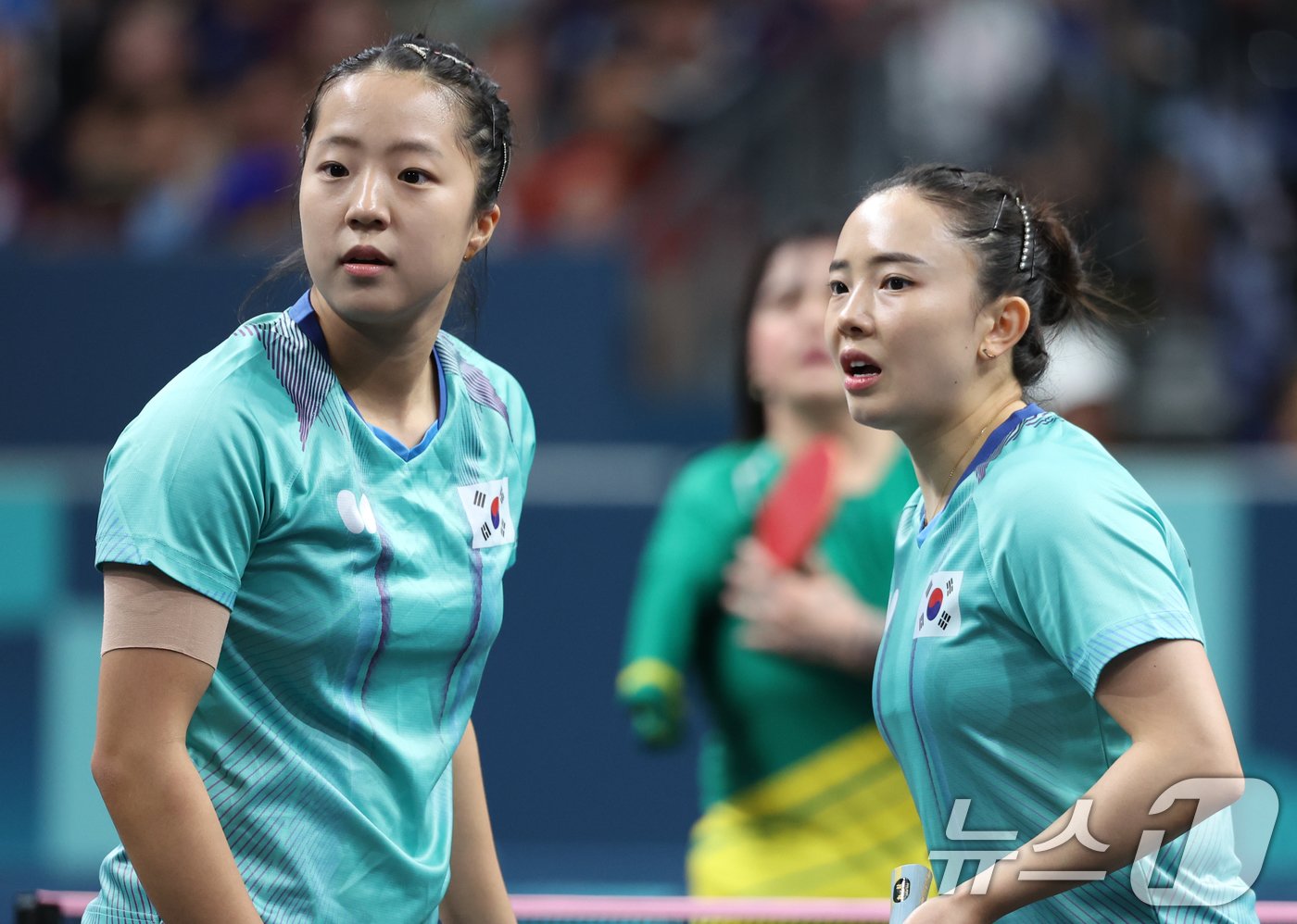 본문 이미지 - 대한민국 탁구 대표팀 전지희, 신유빈 선수가 6일 오전(한국시간) 프랑스 파리 사우스 파리 아레나 4에서 열린 '2024 파리올림픽' 탁구 여자 단체 16강 브라질의 브루나 알렉산드르, 줄리아 다카하시 선수와의 경기에서 대화를 하고 있다. 2024.8.6/뉴스1 ⓒ News1 박정호 기자