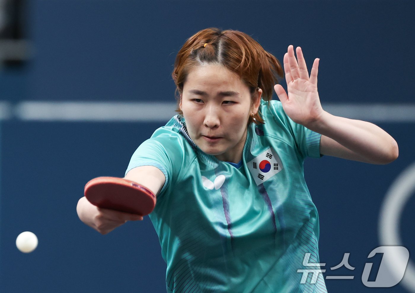 본문 이미지 - 대한민국 탁구 대표팀 이은혜 선수가 6일 오전(한국시간) 프랑스 파리 사우스 파리 아레나 4에서 열린 '2024 파리올림픽' 탁구 여자 단체 16강에서 브라질의 브루나 다카하시 선수와 맞대결을 펼치고 있다. 2024.8.6/뉴스1 ⓒ News1 박정호 기자