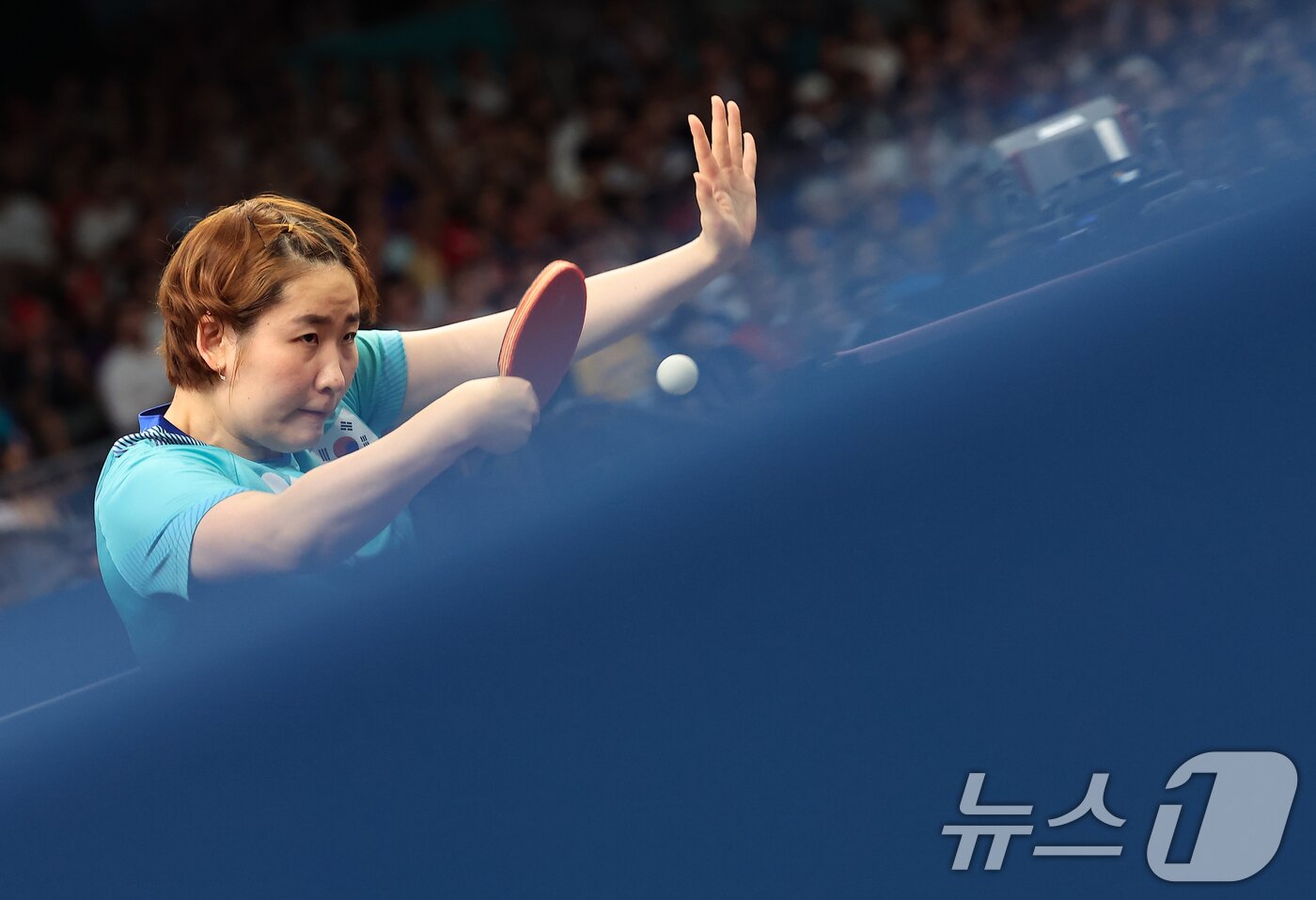 본문 이미지 - 대한민국 탁구 대표팀 이은혜 선수가 6일 오전(한국시간) 프랑스 파리 사우스 파리 아레나 4에서 열린 '2024 파리올림픽' 탁구 여자 단체 16강에서 브라질의 브루나 다카하시 선수와 맞대결을 펼치고 있다. 2024.8.6/뉴스1 ⓒ News1 박정호 기자