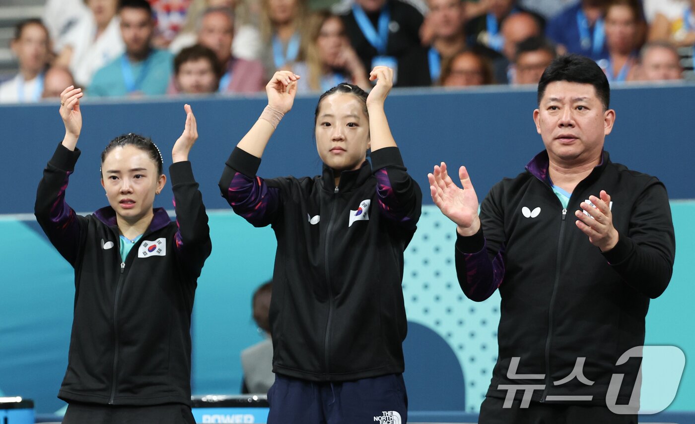 본문 이미지 - 대한민국 탁구 대표팀 신유빈, 전지희 선수와 오광헌 감독이 6일 오전(한국시간) 프랑스 파리 사우스 파리 아레나 4에서 열린 '2024 파리올림픽' 탁구 여자 단체 16강 대한민국 이은혜 선수와 브라질의 브루나 알렉산드르 선수와의 경기에서 응원하고 있다. 2024.8.6/뉴스1 ⓒ News1 박정호 기자