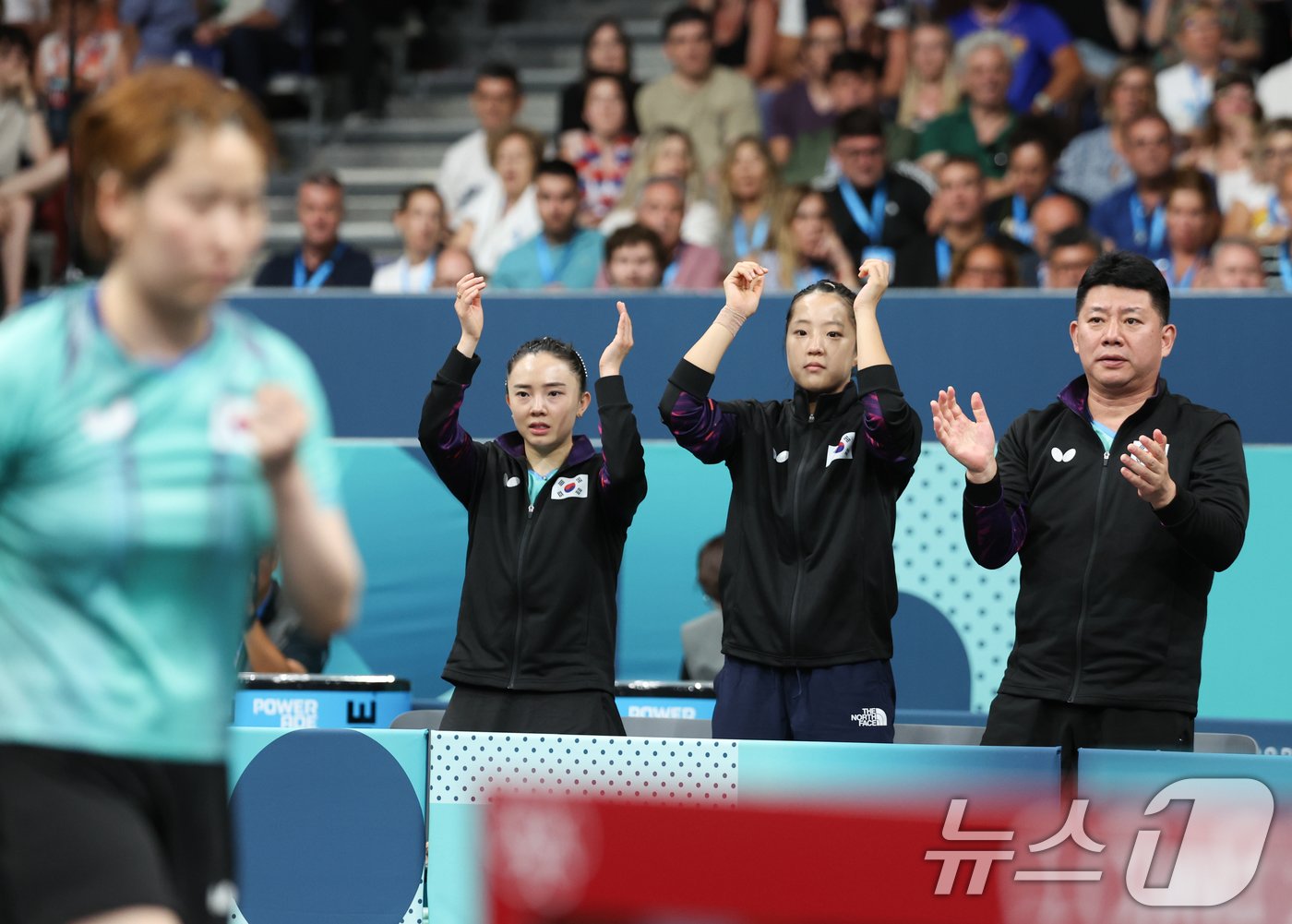 대한민국 탁구 대표팀 신유빈, 전지희 선수와 오광헌 감독이 6일 오전&#40;한국시간&#41; 프랑스 파리 사우스 파리 아레나 4에서 열린 &#39;2024 파리올림픽&#39; 탁구 여자 단체 16강 대한민국 이은혜 선수와 브라질의 브루나 알렉산드르 선수와의 경기에서 응원하고 있다. 2024.8.6/뉴스1 ⓒ News1 박정호 기자