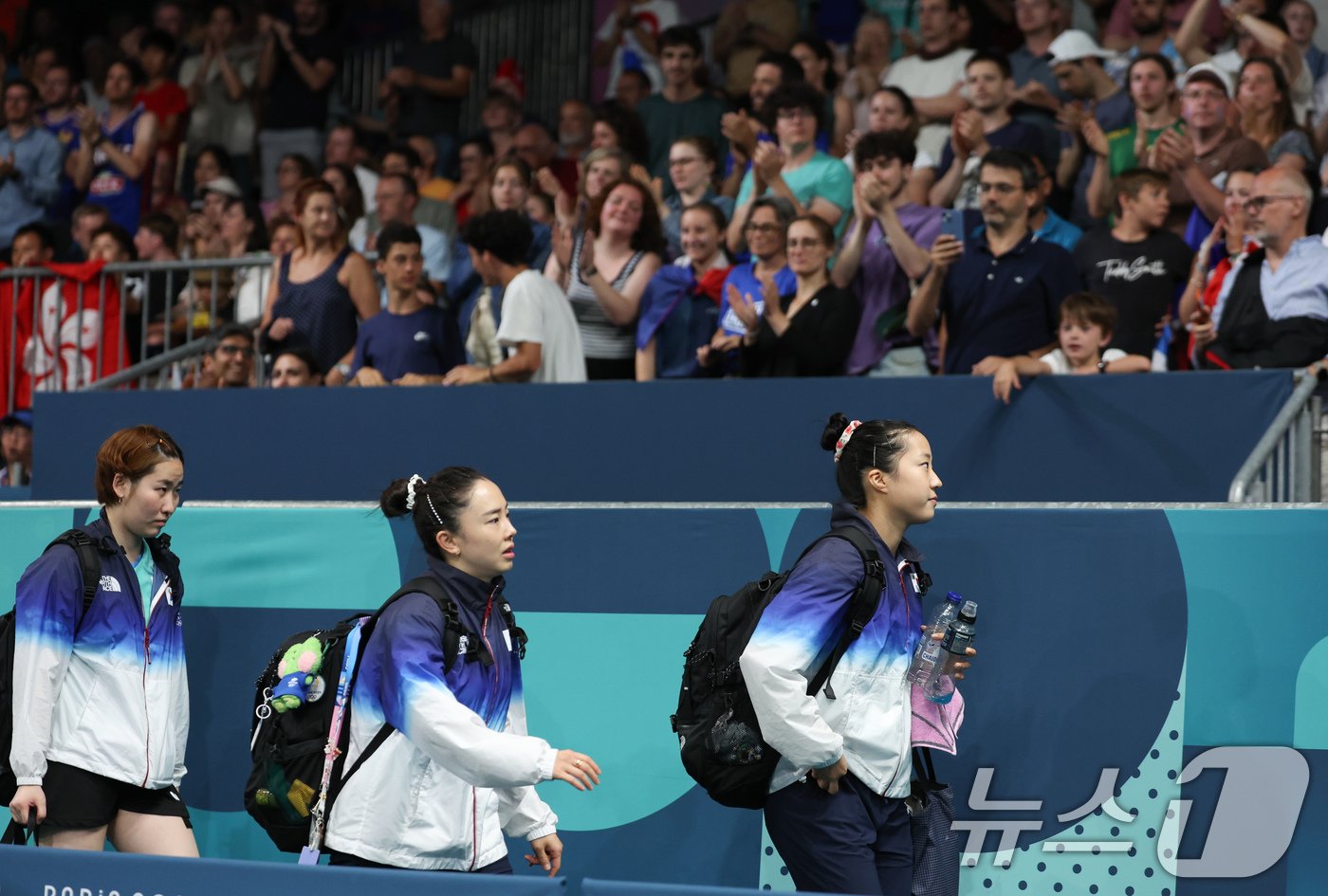 본문 이미지 - 대한민국 탁구대표팀 신유빈, 전지희, 이은혜 선수가 6일 오전(한국시간) 프랑스 파리 사우스 파리 아레나 4에서 열린 '2024 파리올림픽' 탁구 여자 단체 16강 브라질과의 경기에서 승리한 후 경기장을 나서고 있다. 2024.8.6/뉴스1 ⓒ News1 박정호 기자