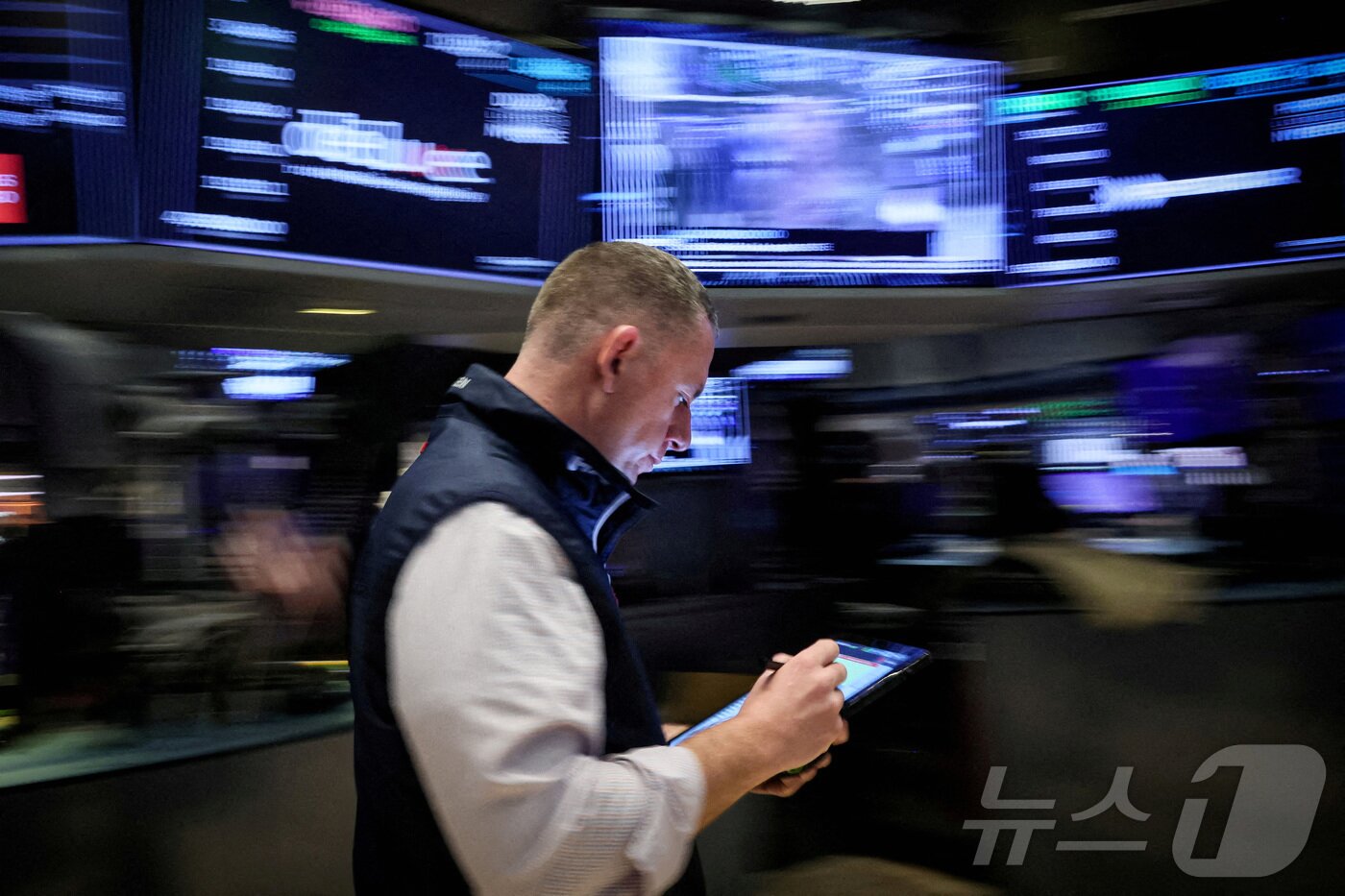 FILE PHOTO: A trader works on the floor at the New York Stock Exchange &#40;NYSE&#41; in New York City, U.S., March 7, 2024. REUTERS/Brendan McDermid/File Photo/File Photo ⓒ 로이터=뉴스1