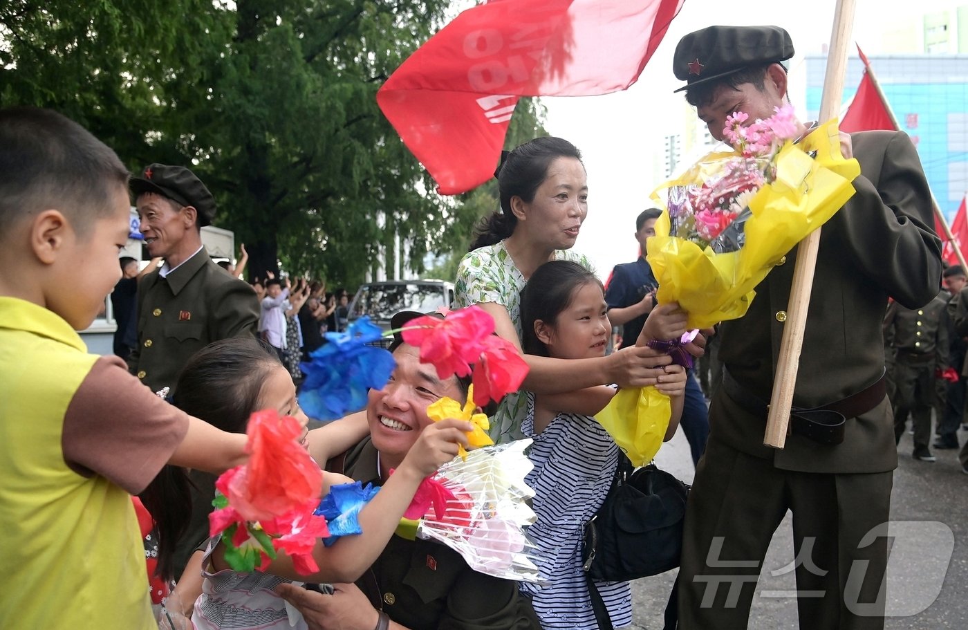 본문 이미지 - (평양 노동신문=뉴스1) = 북한 노동당 기관지 노동신문은 6일 "당 중앙위원회 제8기 제22차 정치국 비상확대회의 소집에 관한 중대 보도가 전해진 그날부터 전당의 각급 당조직들은 당원들의 탄원 열기로 끓어 번지고 있다"며 피해복구 지역으로 파견되는 평양시 당원연대 진출모임이 5일 진행됐다고 보도했다. [국내에서만 사용가능. 재배포 금지. DB 금지. For Use Only in the Republic of Korea. Redistribution Prohibited] rodongphoto@news1.kr