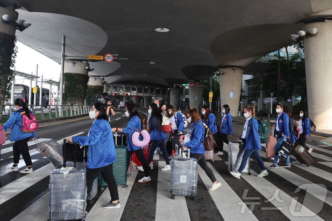 외국인 가사관리사 시범사업에 참여하는 필리핀 노동자들이 7일 오전 인천국제공항을 통해 입국하고 있다. 2024.8.6/뉴스1 ⓒ News1 공항사진기자단