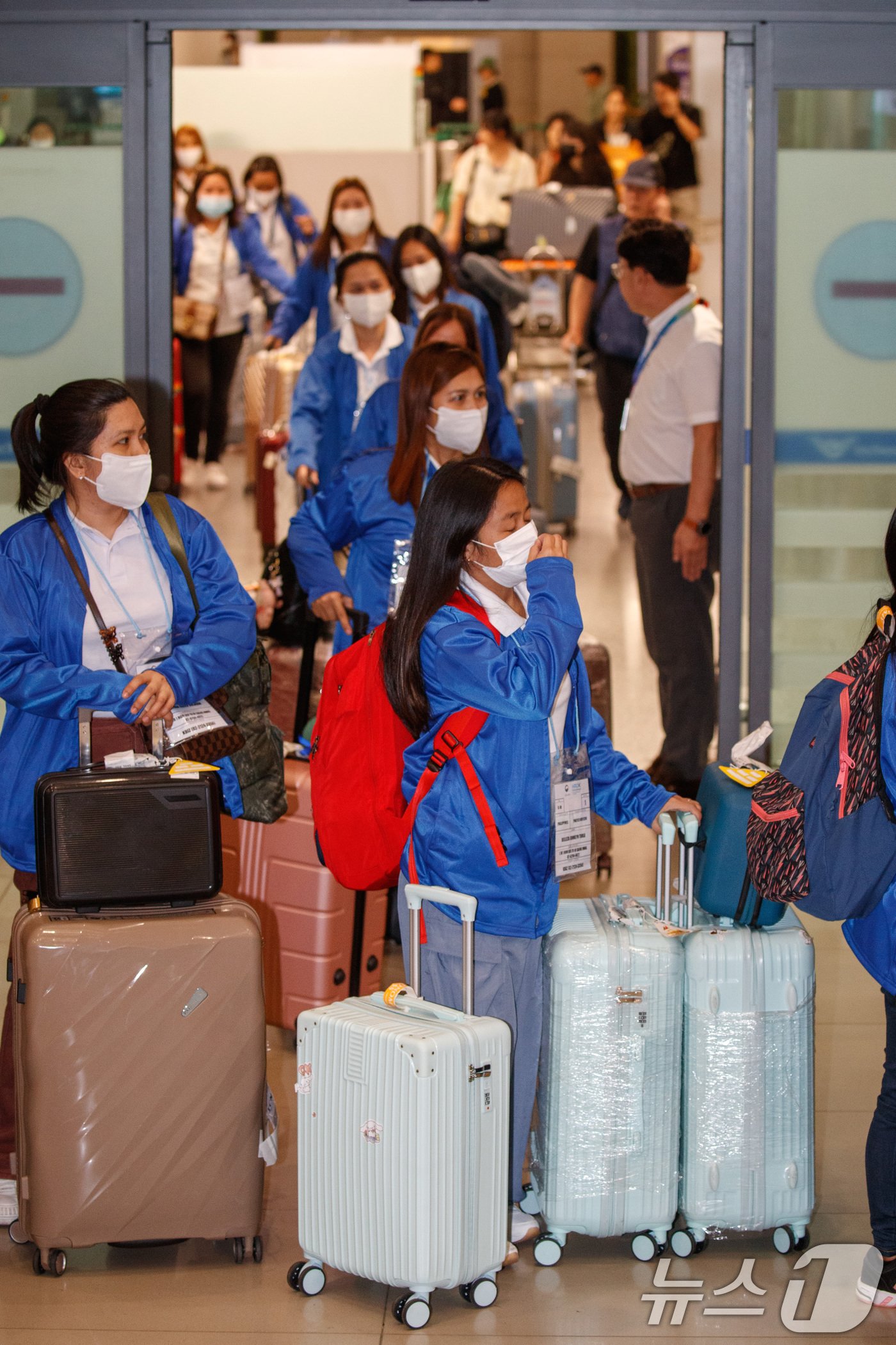 본문 이미지 - 외국인 가사관리사 시범사업에 참여하는 필리핀 노동자들이 7일 오전 인천국제공항을 통해 입국하고 있다. 2024.8.6/뉴스1 ⓒ News1 공항사진기자단