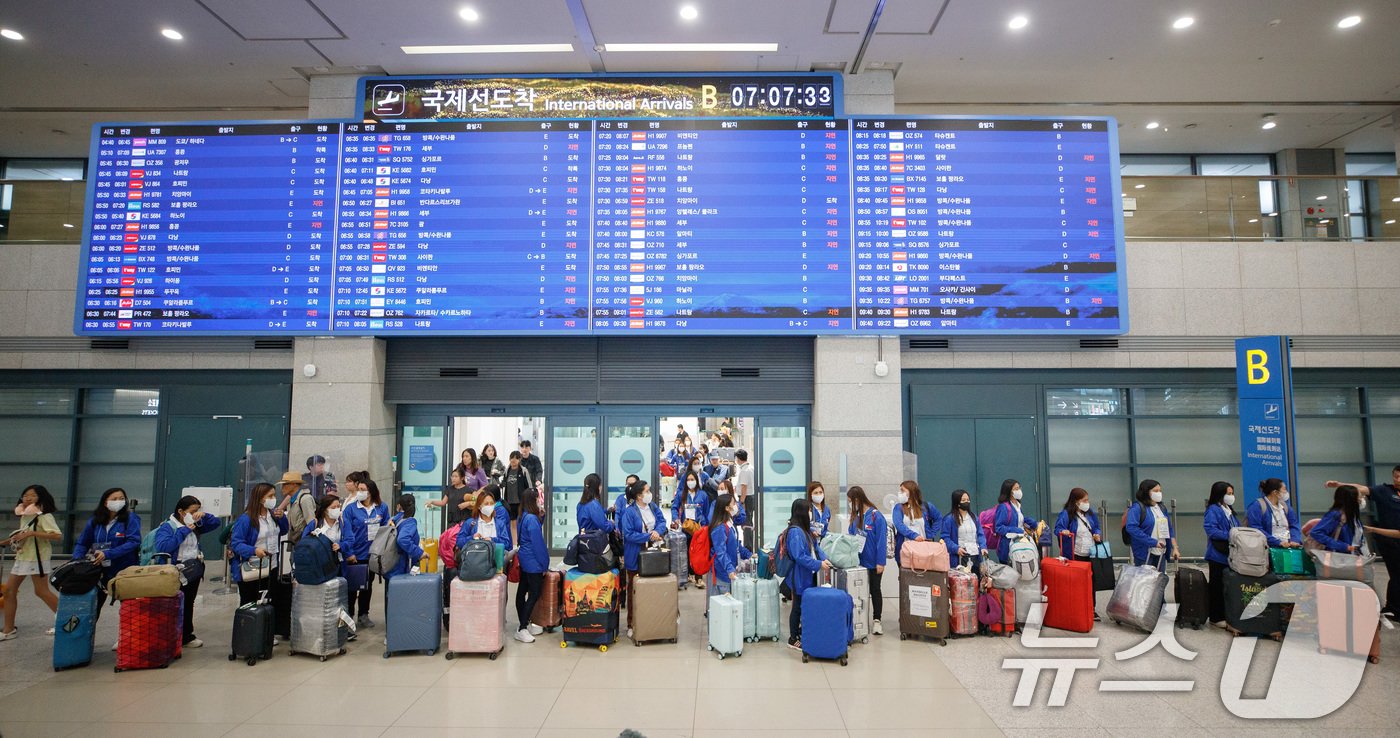 본문 이미지 - 외국인 가사관리사 시범사업에 참여하는 필리핀 노동자들이 7일 오전 인천국제공항을 통해 입국하고 있다. 2024.8.6/뉴스1 ⓒ News1 공항사진기자단