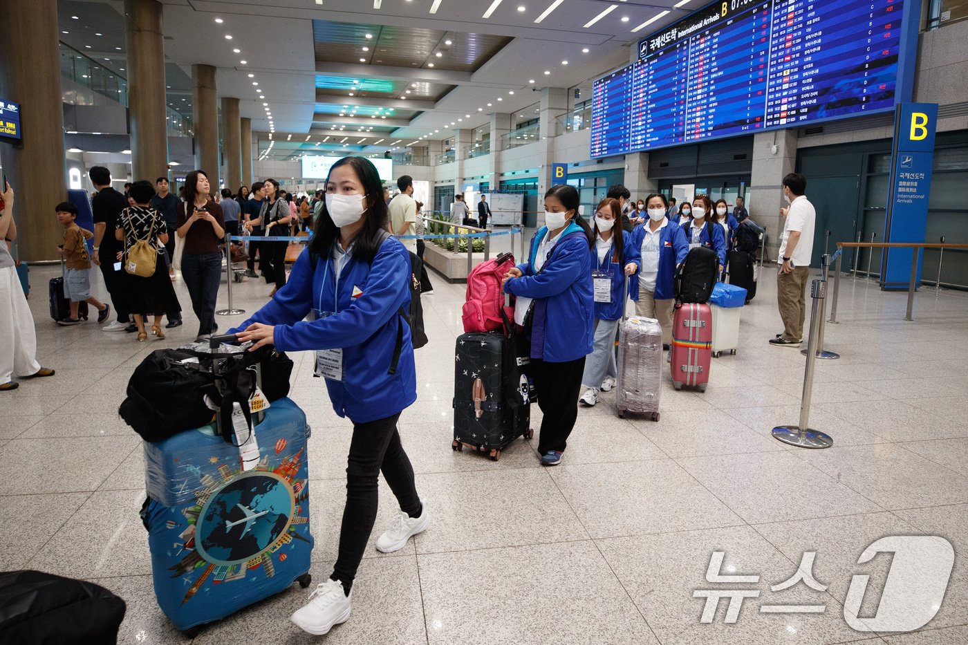 본문 이미지 - 외국인 가사관리사 시범사업에 참여하는 필리핀 노동자들이 7일 오전 인천국제공항을 통해 입국하고 있다.  2024.8.6/뉴스1 ⓒ News1 공항사진기자단