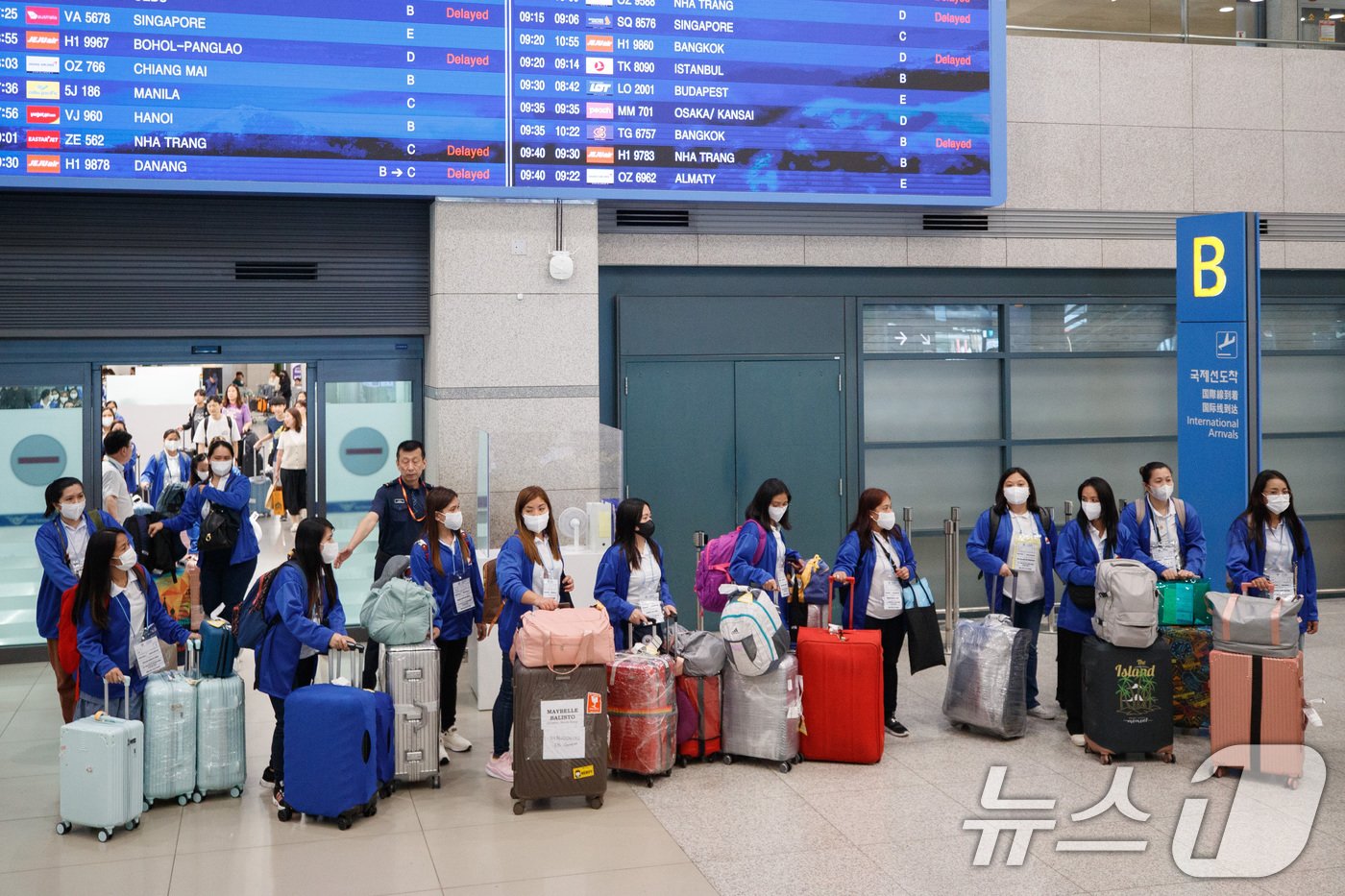 본문 이미지 - 외국인 가사관리사 시범사업에 참여하는 필리핀 노동자들이 7일 오전 인천국제공항을 통해 입국하고 있다. 2024.8.6/뉴스1 ⓒ News1 공항사진기자단