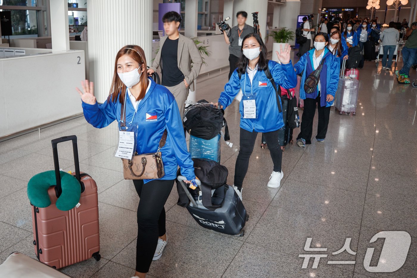 외국인 가사관리사 시범사업에 참여하는 필리핀 노동자들이 7일 오전 인천국제공항을 통해 입국하고 있다. 2024.8.6/뉴스1 ⓒ News1 공항사진기자단