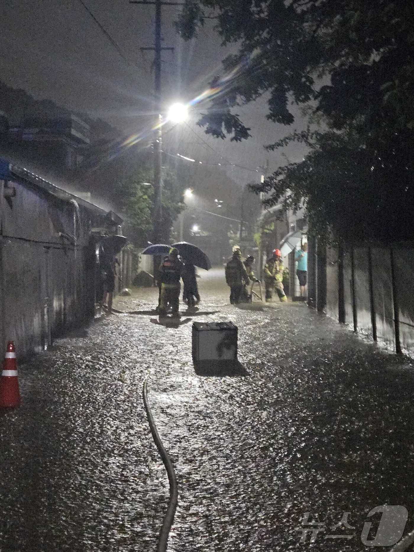 본문 이미지 - 영서내륙을 중심으로 많은 비가 내린 지난 5일 밤 강원 원주의 한 골목길이 물에 잠겨 있다.(강원도소방본부 제공) 2024.8.6/뉴스1