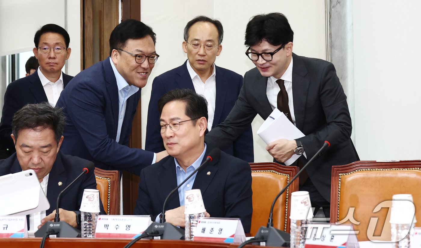 본문 이미지 - 한동훈 국민의힘 대표가 6일 오전 서울 여의도 국회에서 열린 위메프·티몬 사태 관련 당·정협의회에 참석하며 김병환 금융위원장과 인사하고 있다. 2024.8.6/뉴스1 ⓒ News1 김민지 기자
