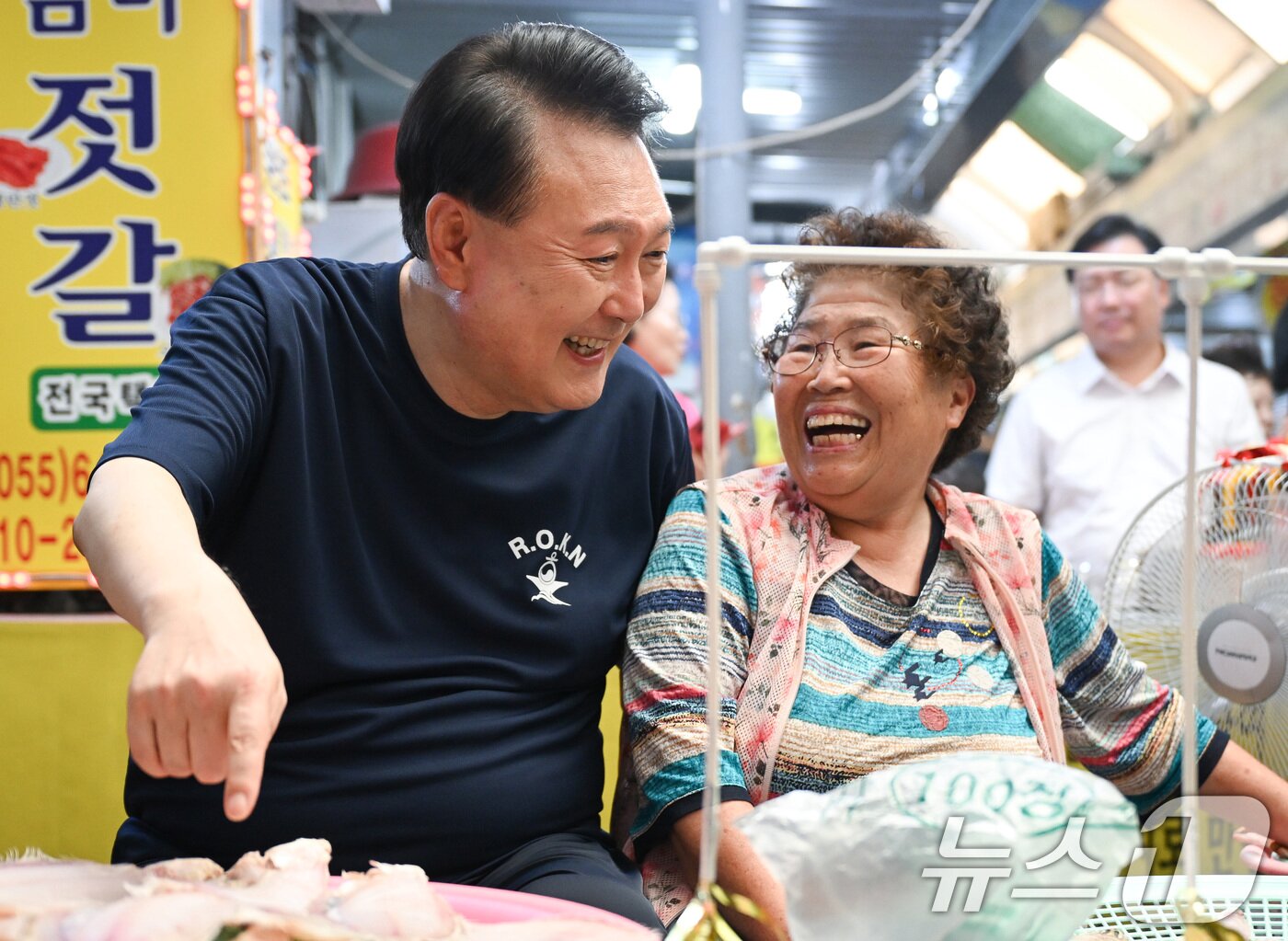 본문 이미지 - 윤석열 대통령이 여름휴가 첫날인 5일 오후 경남 통영중앙시장을 찾아 상인과 대화를 나누고 있다. (대통령실 제공) 2024.8.5/뉴스1 ⓒ News1 박지혜 기자