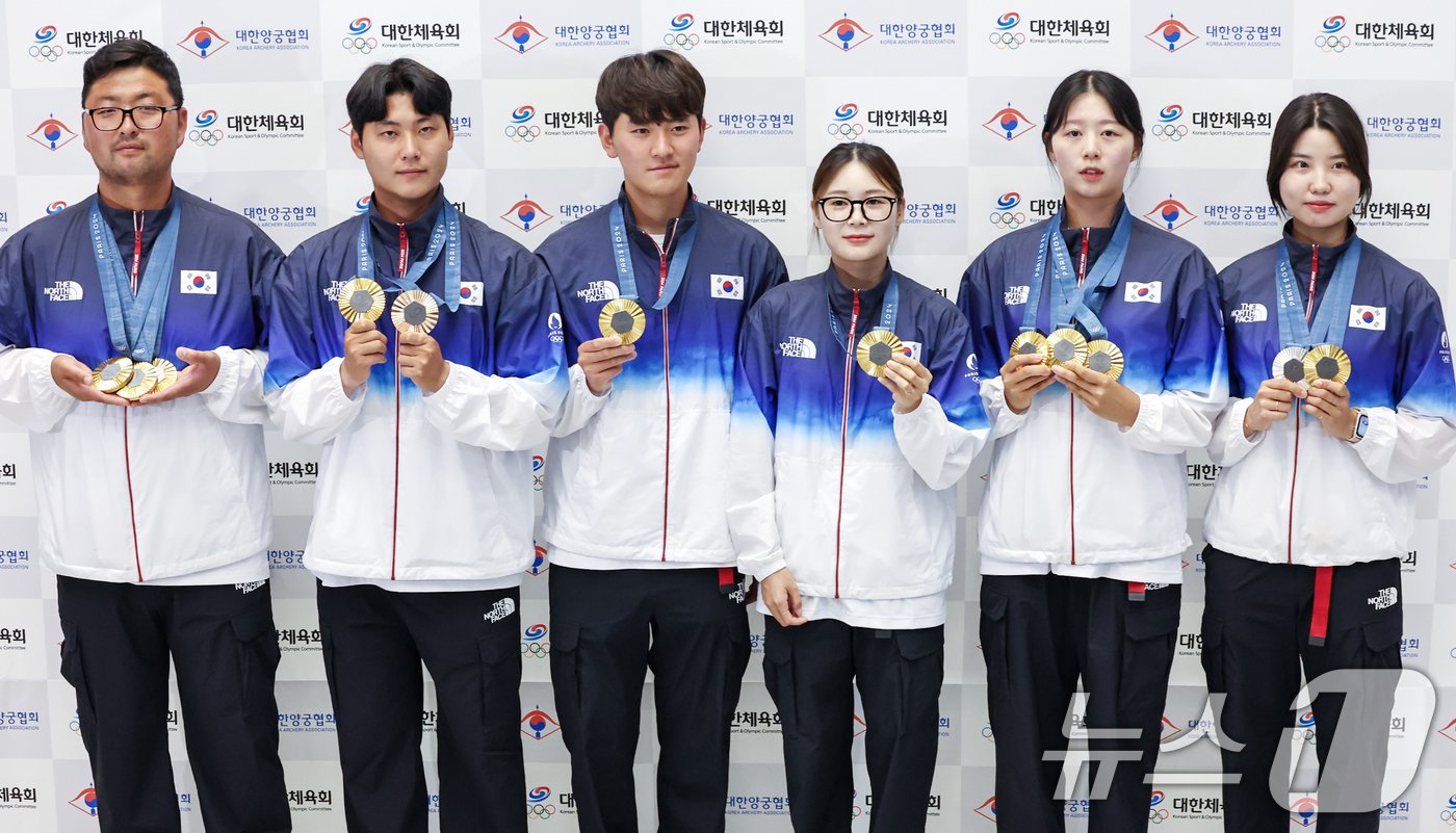 본문 이미지 - 2024 파리올림픽 양궁 개인·단체 및 혼성 단체전에서 금메달을 수확한 대한민국 양궁대표팀 선수들이 인천국제공항을 통해 귀국해 포즈를 취하고 있다. 왼쪽부터 김우진, 이우석, 김제덕, 전훈영, 임시현, 남수현. 2024.8.6/뉴스1 ⓒ News1 민경석 기자
