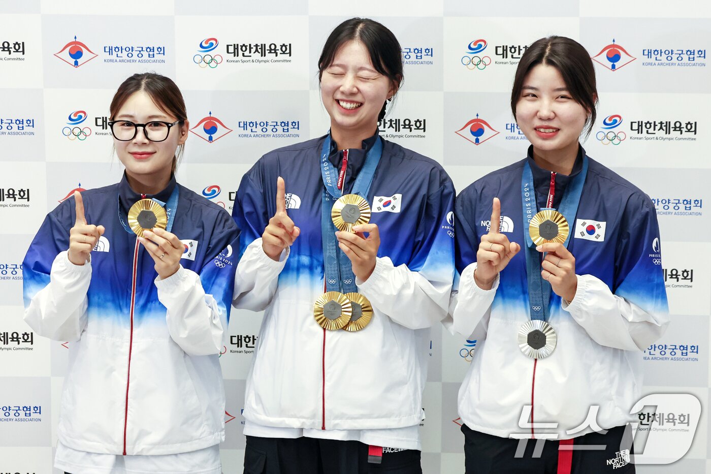 본문 이미지 - 2024 파리올림픽 여자 양궁 개인·단체 및 혼성 단체전에서 금메달을 수확한 전훈영&#40;왼쪽부터&#41;과 임시현, 남수현이 인천국제공항을 통해 귀국해 포즈를 취하고 있다. 2024.8.6/뉴스1 ⓒ News1 민경석 기자