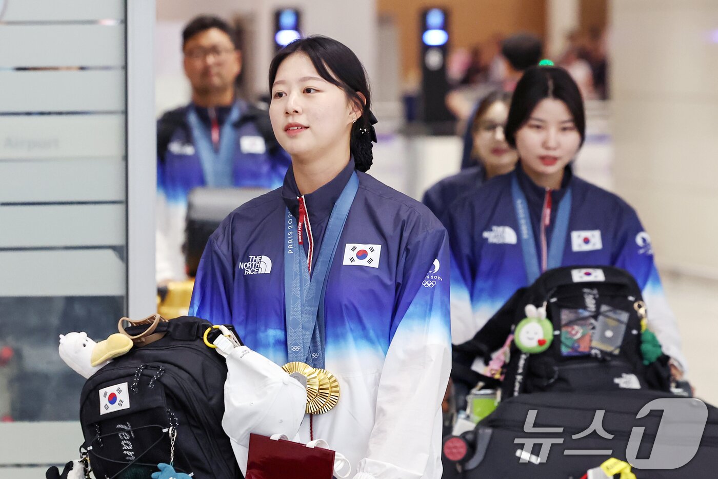 본문 이미지 - 2024 파리올림픽에서 여자 양궁 3관왕에 오른 임시현이 인천국제공항을 통해 귀국하고 있다. 2024.8.6/뉴스1 ⓒ News1 민경석 기자