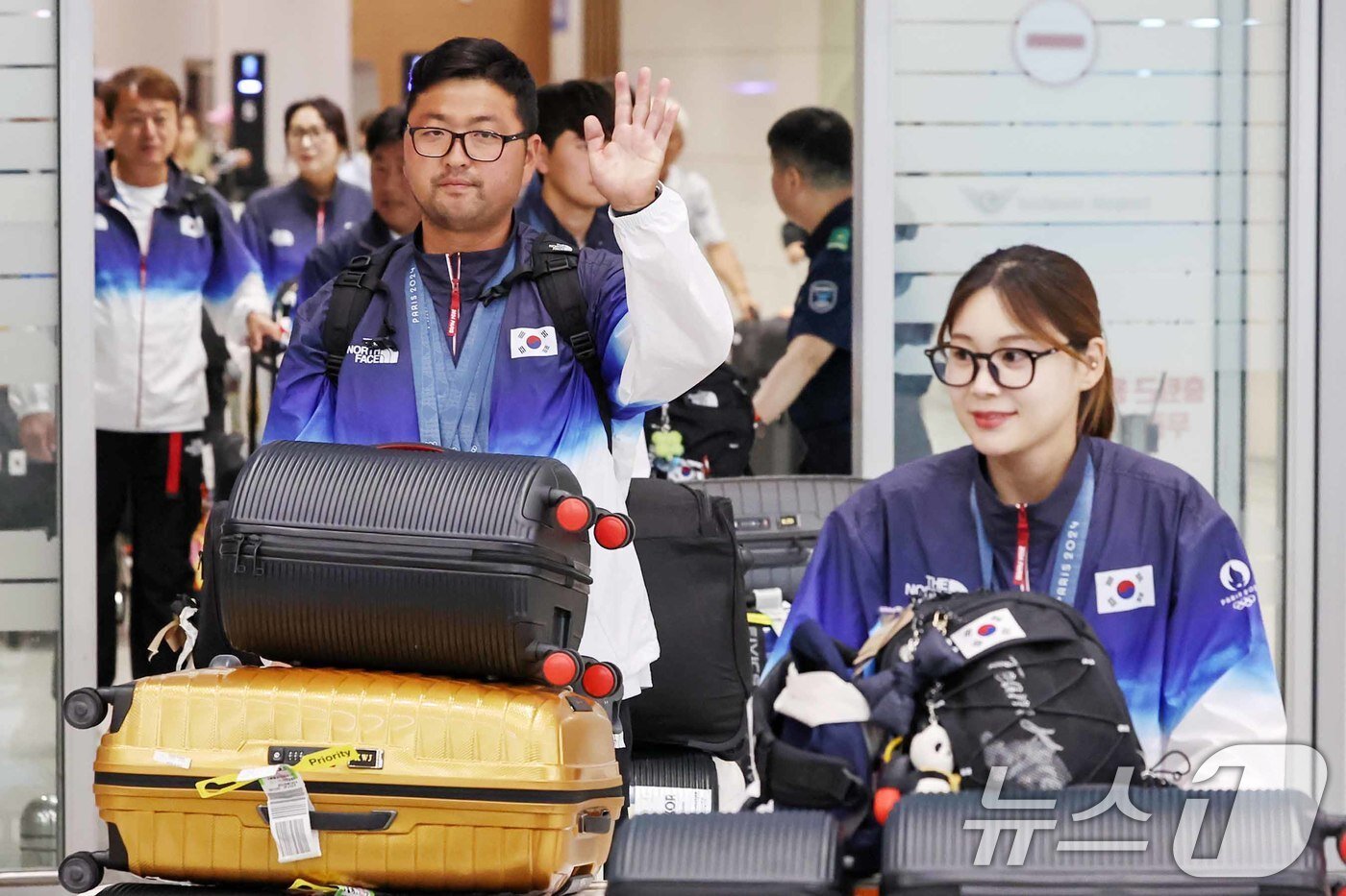 본문 이미지 - 2024 파리올림픽에서 남자 양궁 3관왕에 오른 김우진을 비롯한 대한민국 양궁대표팀 선수들이 인천국제공항을 통해 귀국하고 있다. 2024.8.6/뉴스1 ⓒ News1 민경석 기자