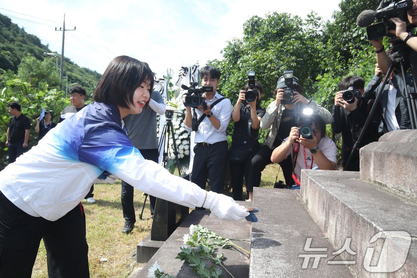 2024 파리 올림픽에서 개인전 은메달과 단체전 동메달을 딴 유도 대표팀 허미미&#40;경북체육회&#41;가 6일 오전 대구 군위군 삼국유사면 화수리에 마련된 독립운동가이자 현조부인 허석 지사의 추모기적비를 찾아 메달을 바치고 있다. 2024.8.6/뉴스1 ⓒ News1 공정식 기자