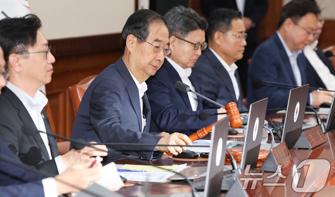 한덕수 국무총리가 6일 서울 종로구 정부서울청사에서 열린 국무회의에서 의사봉을 두드리고 있다. 2024.8.6/뉴스1 ⓒ News1 허경 기자