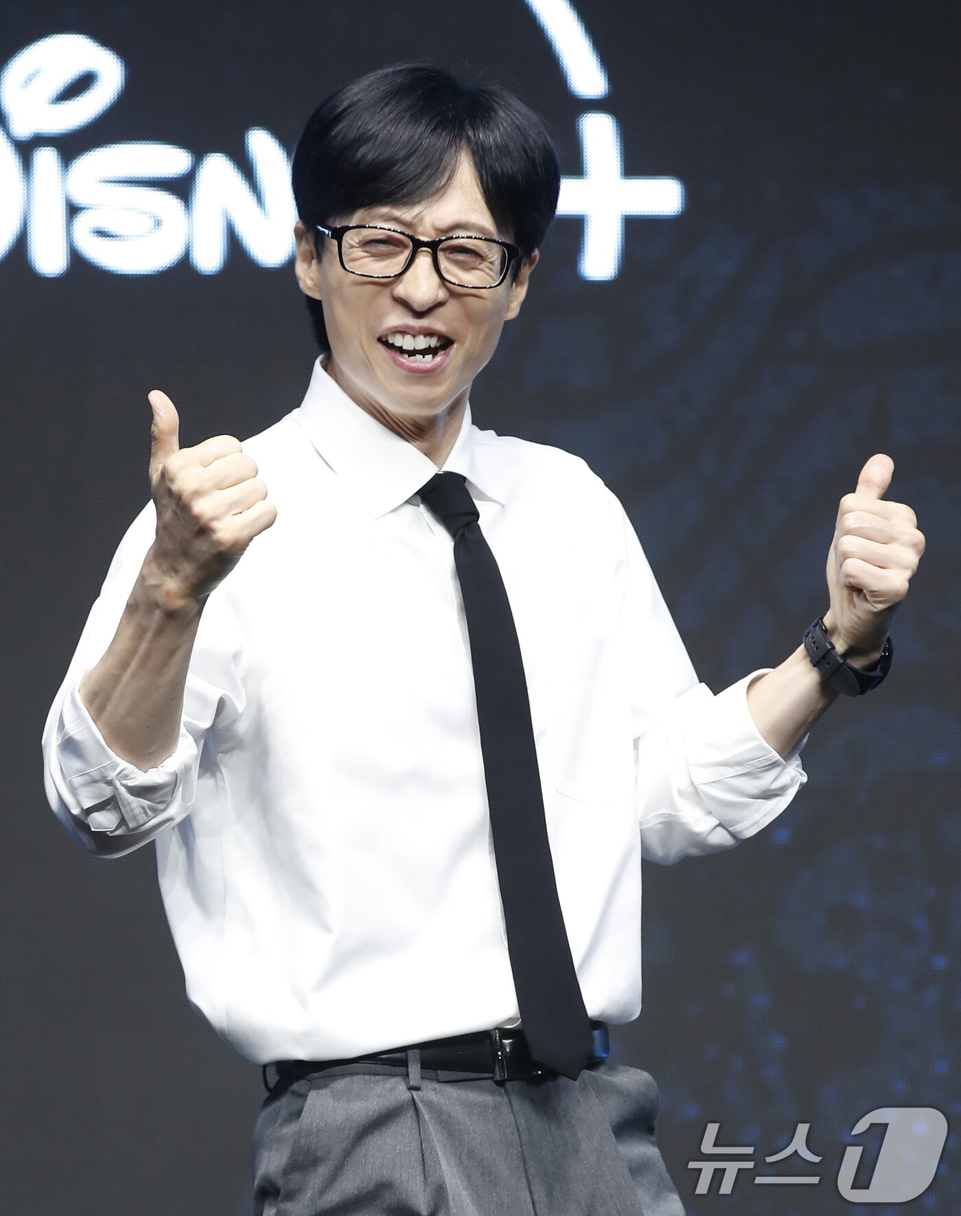 본문 이미지 - 방송인 유재석이 6일 서울 영등포구 콘래드 호텔에서 열린 디즈니+ 오리지널 예능 ‘더 존: 버텨야 산다 시즌3’ 제작발표회에서 포즈를 취하고 있다. ‘더 존: 버터야 산다 시즌3’는 오직 4시간, 끝없는 AI의 공격부터 내 집 마련 전세 대출금 갚기, 선을 넘지 않고 버티기 등 극한의 현실공감 미션을 버티기 위해 더 강력하게 돌아온 ‘존버즈’ 유재석, 권유리, 김동현, 덱스의 ‘도파민 ON’ 버라이어티다. 2024.8.6/뉴스1 ⓒ News1 권현진 기자