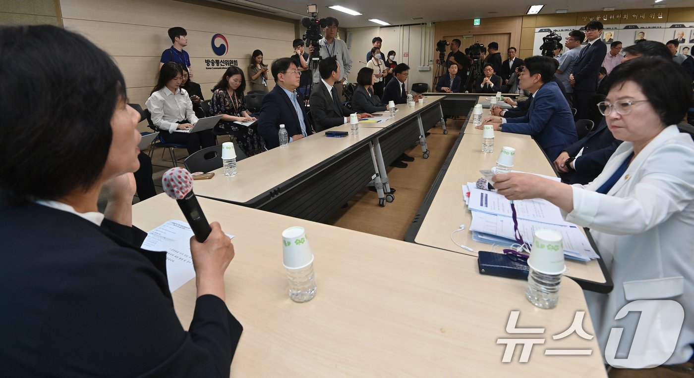 더불어민주당 소속 과학기술정보방송통신위원회 위원들이 6일 오전 경기 방송통신위원회 정부과천청사에서 현장검증을 하고 있다.&#40;공동취재&#41; 2024.8.6/뉴스1 ⓒ News1 장수영 기자