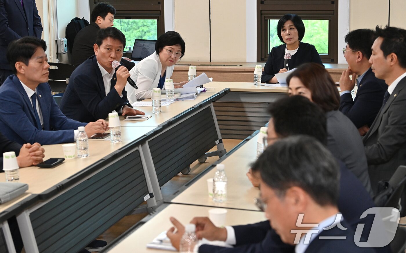 본문 이미지 - 최민희 국회 과학기술정보방송통신위원장과 김현 더불어민주당 과방위 간사 등 야당 의원들이 6일 오전 경기 정부과천청사 방송통신위원회에 방문해 KBS 이사 및 방문진 이사 선임 과정 불법성 검증을 하고 있다. &#40;공동취재&#41; 2024.8.6/뉴스1 ⓒ News1 장수영 기자