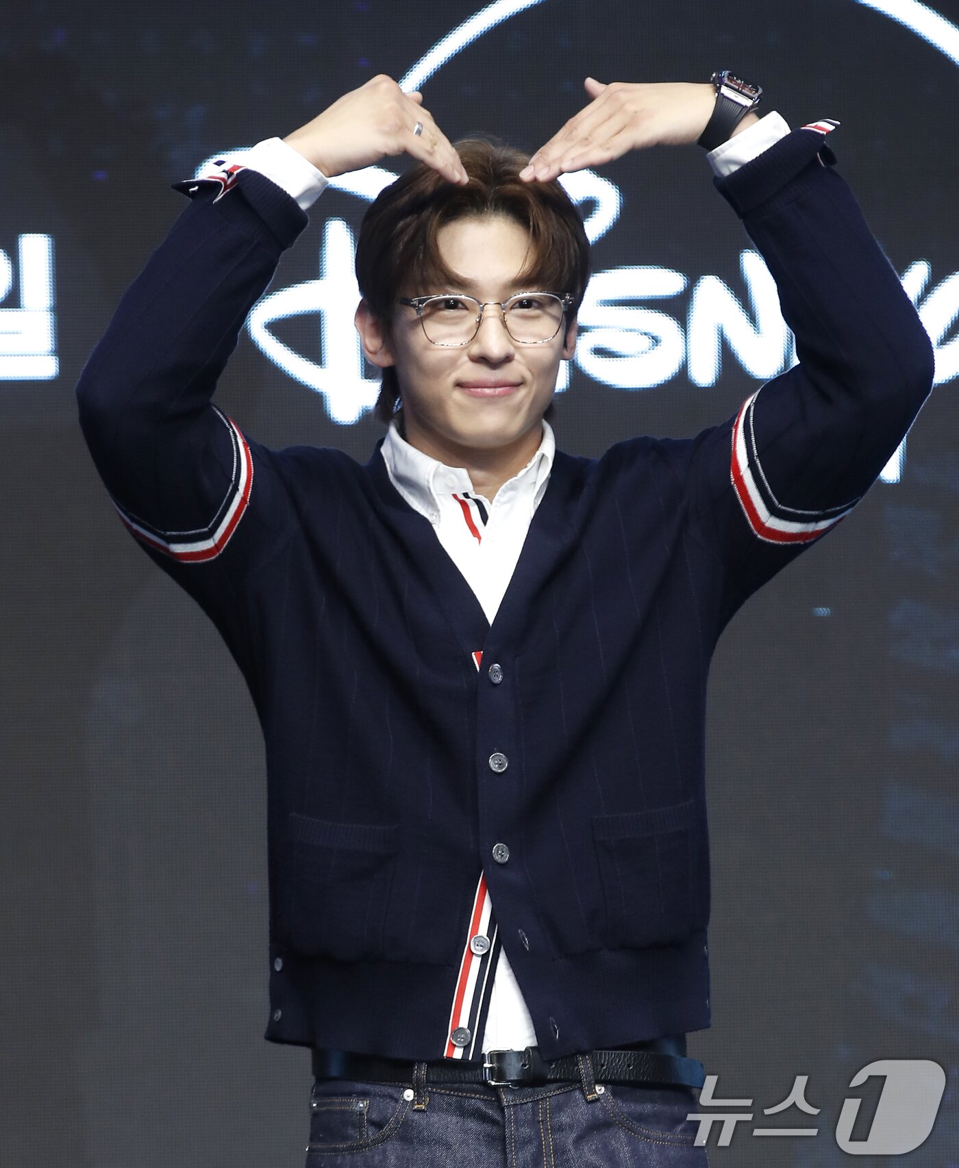 본문 이미지 - 방송인 덱스가 6일 서울 영등포구 콘래드 호텔에서 열린 디즈니+ 오리지널 예능 ‘더 존: 버텨야 산다 시즌3’ 제작발표회에서 포즈를 취하고 있다. ‘더 존: 버터야 산다 시즌3’는 오직 4시간, 끝없는 AI의 공격부터 내 집 마련 전세 대출금 갚기, 선을 넘지 않고 버티기 등 극한의 현실공감 미션을 버티기 위해 더 강력하게 돌아온 ‘존버즈’ 유재석, 권유리, 김동현, 덱스의 ‘도파민 ON’ 버라이어티다. 2024.8.6/뉴스1 ⓒ News1 권현진 기자