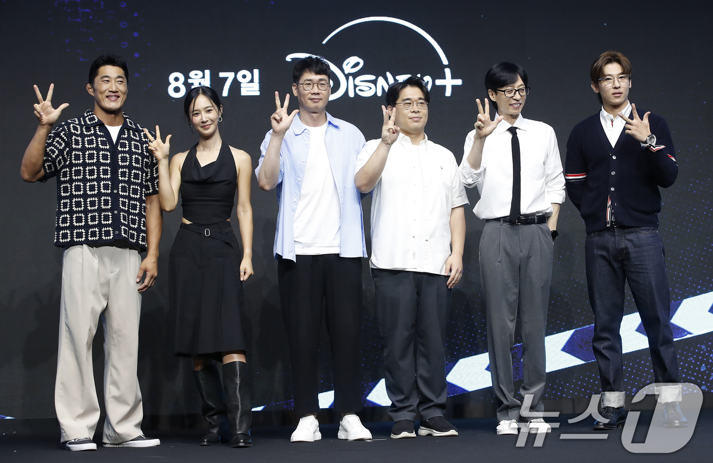 (서울=뉴스1) 권현진 기자 = 김동현(왼쪽부터)과 권유리(유리), 조효진 PD, 김동진 PD가 6일 서울 영등포구 콘래드 호텔에서 열린 디즈니+ 오리지널 예능 ‘더 존: 버텨야 …