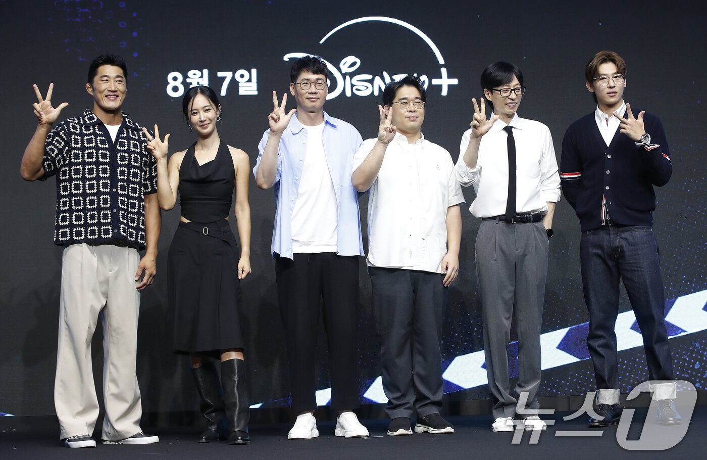 본문 이미지 - 김동현(왼쪽부터)과 권유리(유리), 조효진 PD, 김동진 PD가 6일 서울 영등포구 콘래드 호텔에서 열린 디즈니+ 오리지널 예능 ‘더 존: 버텨야 산다 시즌3’ 제작발표회에서 포즈를 취하고 있다. ‘더 존: 버터야 산다 시즌3’는 오직 4시간, 끝없는 AI의 공격부터 내 집 마련 전세 대출금 갚기, 선을 넘지 않고 버티기 등 극한의 현실공감 미션을 버티기 위해 더 강력하게 돌아온 ‘존버즈’ 유재석, 권유리, 김동현, 덱스의 ‘도파민 ON’ 버라이어티다. 2024.8.6/뉴스1 ⓒ News1 권현진 기자