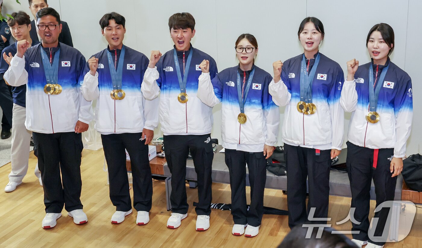 본문 이미지 - 2024 파리올림픽 양궁 5개 전종목을 석권한 대한민국 양궁 국가대표팀 선수들이 인천국제공항을 통해 귀국해 파이팅을 외치고 있다. 왼쪽부터 김우진, 이우석, 김제덕, 전훈영, 임시현, 남수현. 2024.8.6/뉴스12024.8.6/뉴스1 ⓒ News1 민경석 기자
