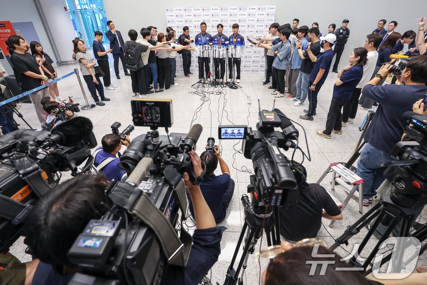 본문 이미지 - 2024 파리올림픽 양궁 남자 개인·단체 및 혼성 단체전에서 금메달을 수확한 김우진&#40;왼쪽부터&#41;과 이우석, 김제덕이 인천국제공항을 통해 귀국해 인터뷰를 하고 있다. 2024.8.6/뉴스1 ⓒ News1 민경석 기자