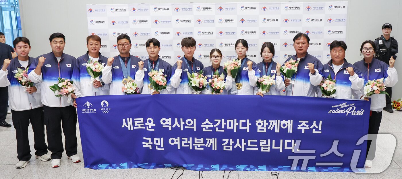 본문 이미지 - 2024 파리올림픽 양궁 5개 전종목을 석권한 대한민국 양궁 국가대표팀 선수들과 코칭 스태프들이 인천국제공항을 통해 귀국해 포즈를 취하고 있다. 2024.8.6/뉴스1 ⓒ News1 민경석 기자