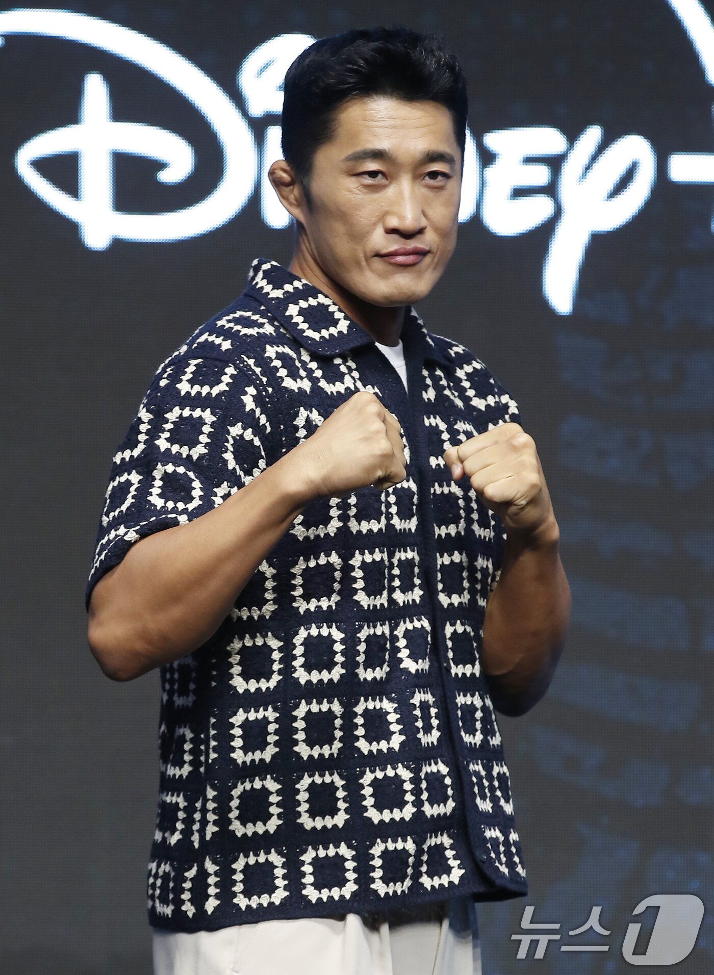 본문 이미지 - 격투기 선수 김동현이 6일 서울 영등포구 콘래드 호텔에서 열린 디즈니+ 오리지널 예능 ‘더 존: 버텨야 산다 시즌3’ 제작발표회에서 포즈를 취하고 있다. ‘더 존: 버터야 산다 시즌3’는 오직 4시간, 끝없는 AI의 공격부터 내 집 마련 전세 대출금 갚기, 선을 넘지 않고 버티기 등 극한의 현실공감 미션을 버티기 위해 더 강력하게 돌아온 ‘존버즈’ 유재석, 권유리, 김동현, 덱스의 ‘도파민 ON’ 버라이어티다. 2024.8.6/뉴스1 ⓒ News1 권현진 기자