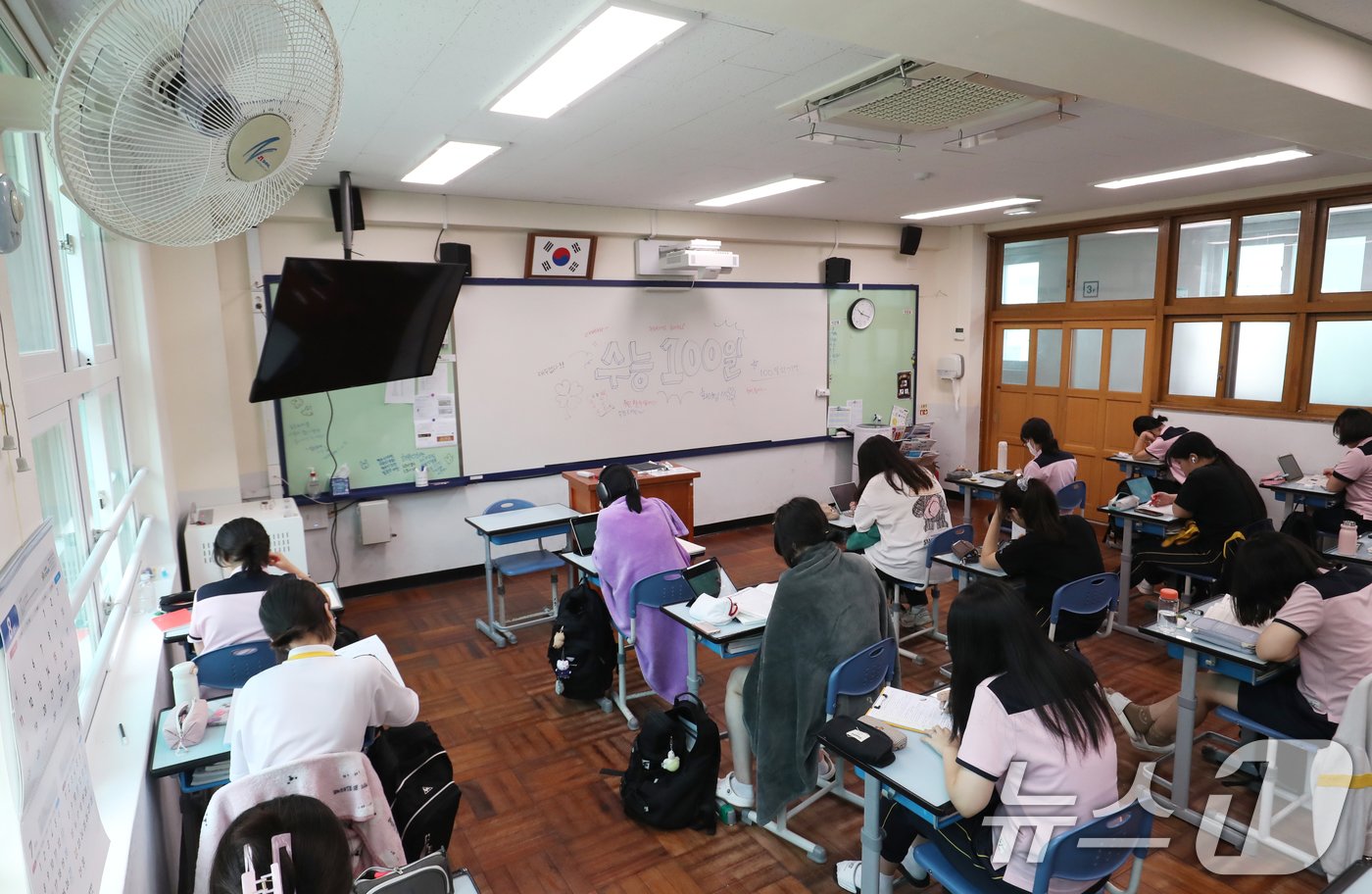 본문 이미지 - 2025학년도 대학수학능력시험을 100일 앞둔 6일 부산 사상구 주례여자고등학교 3학년 교실에서 수험생들이 자습을 하고 있다. 2024.8.6/뉴스1 ⓒ News1 윤일지 기자