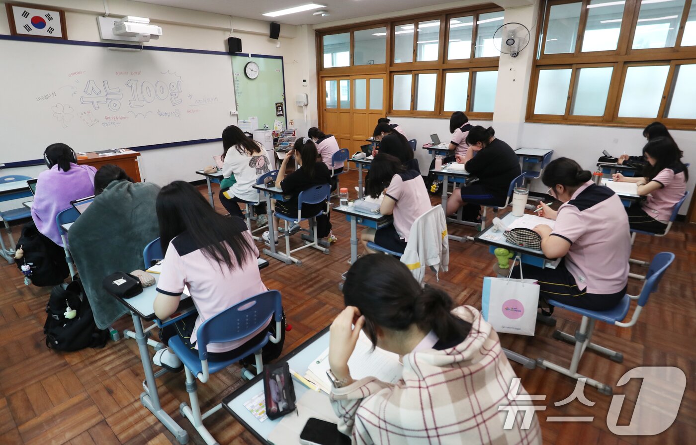 본문 이미지 - 2025학년도 대학수학능력시험을 100일 앞둔 6일 부산 사상구 주례여자고등학교 3학년 교실에서 수험생들이 자습을 하고 있다. 2024.8.6/뉴스1 ⓒ News1 윤일지 기자