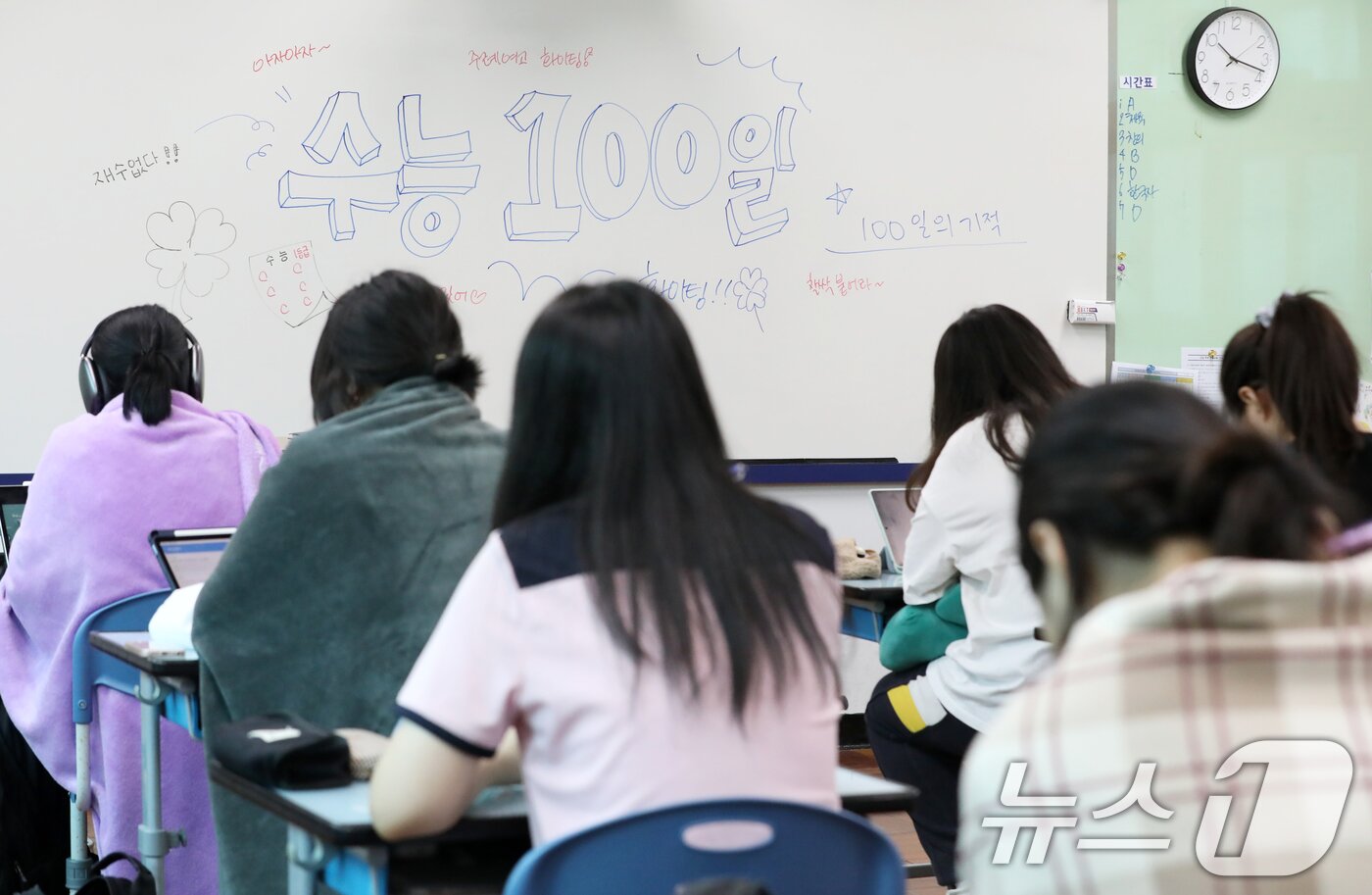 본문 이미지 - 2025학년도 대학수학능력시험을 100일 앞둔 6일 부산 사상구 주례여자고등학교 3학년 교실에서 수험생들이 자습을 하고 있다. 2024.8.6/뉴스1 ⓒ News1 윤일지 기자