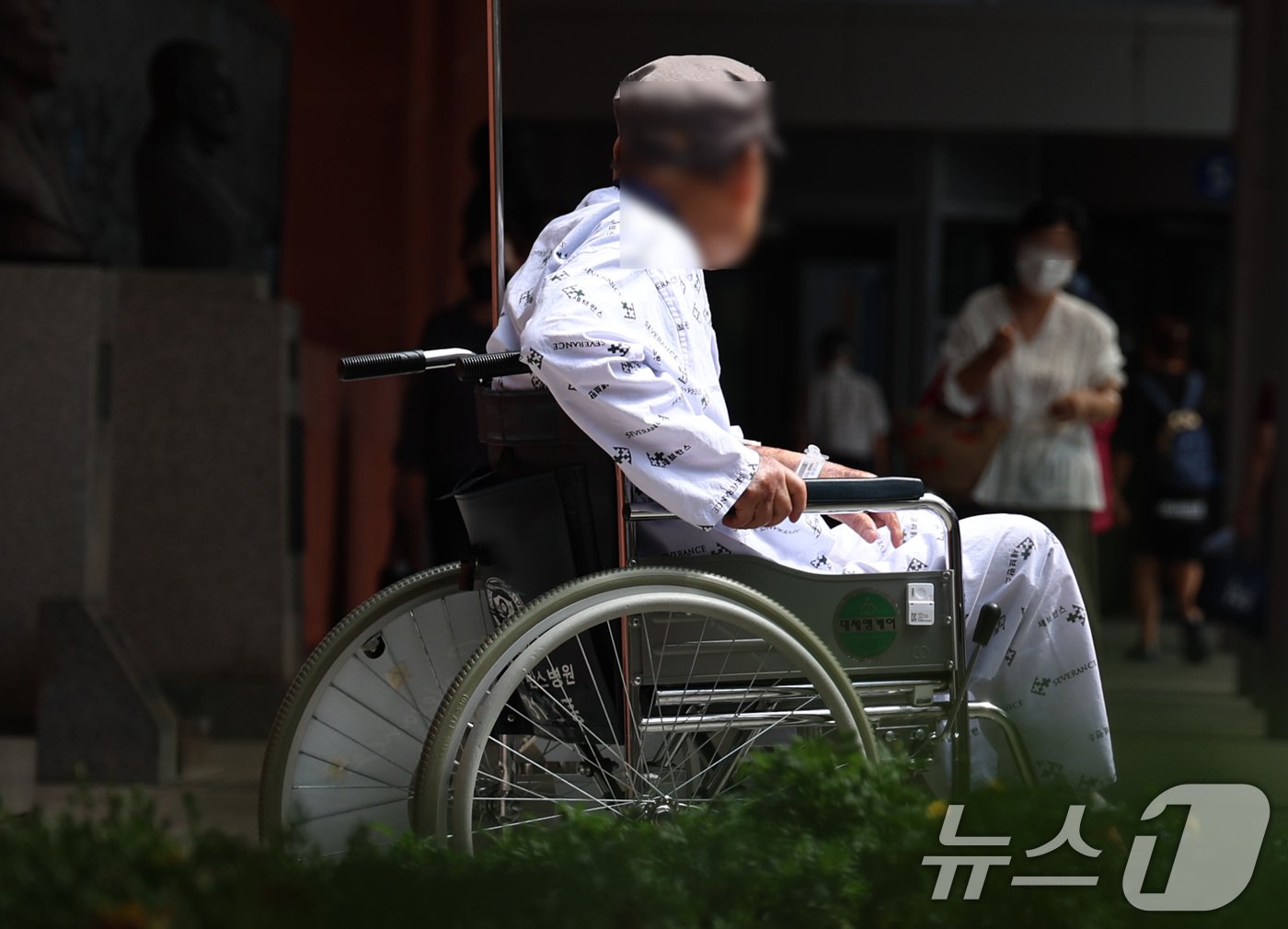 사직 전공의들이 복귀를 거부하는 등 의정갈등이 지속되고 있는 가운데 6일 오전 서울의 한 대학병원에서 환자가 휴식을 취하고 있다. 2024.8.6/뉴스1 ⓒ News1 구윤성 기자