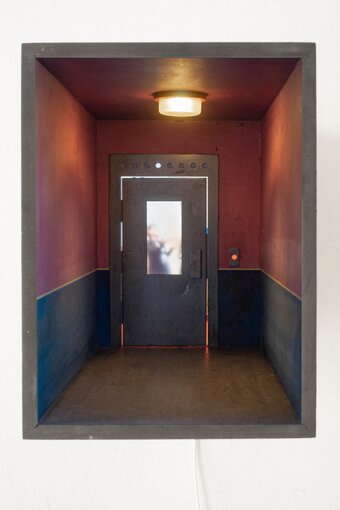 본문 이미지 - &#34;Hotel Piräus &#40;Greece&#41; 2024 MDF, acrylic glass, plastic, light, video with sound 46.5 x 19 x 27 cm 18.3 x 7.5 x 10.6 in&#34; 가나아트 제공.